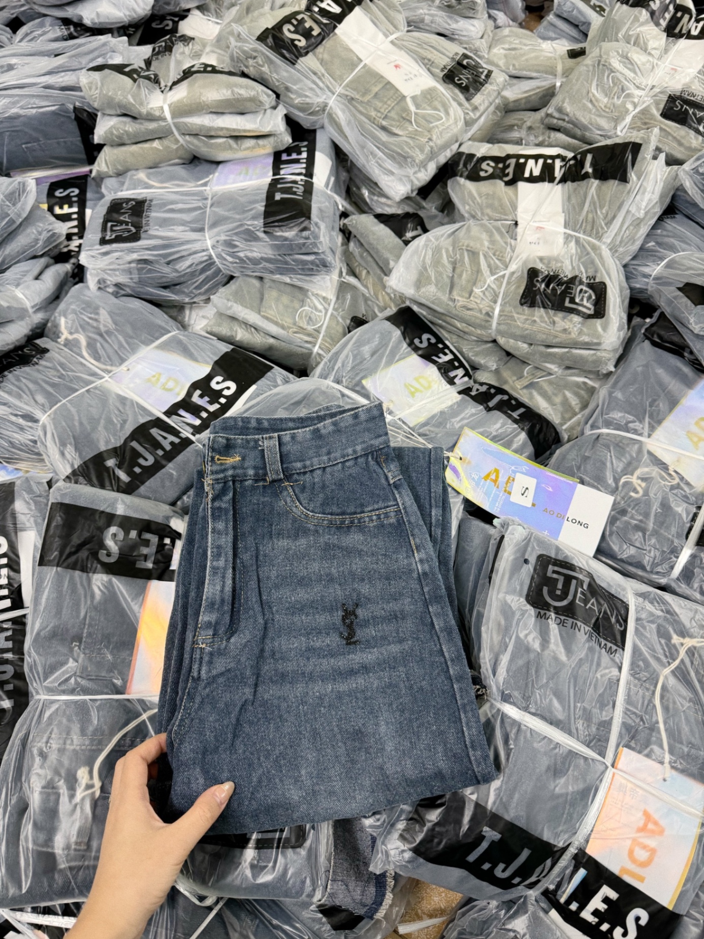 QNU464 - QUẦN JEANS SUÔNG ĐÍNH ĐÁ YSL