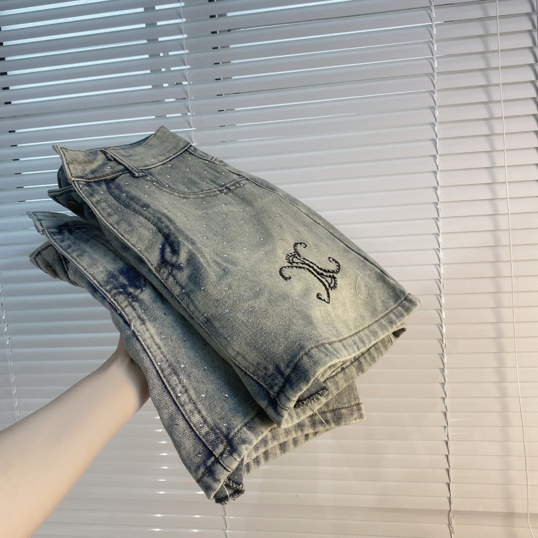 CV137 - CHÂN VÁY JEANS CHỮ A ĐÍNH ĐÁ CHANEL