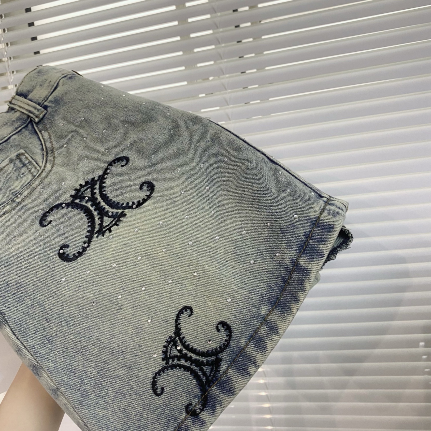 CV137 - CHÂN VÁY JEANS CHỮ A ĐÍNH ĐÁ CHANEL