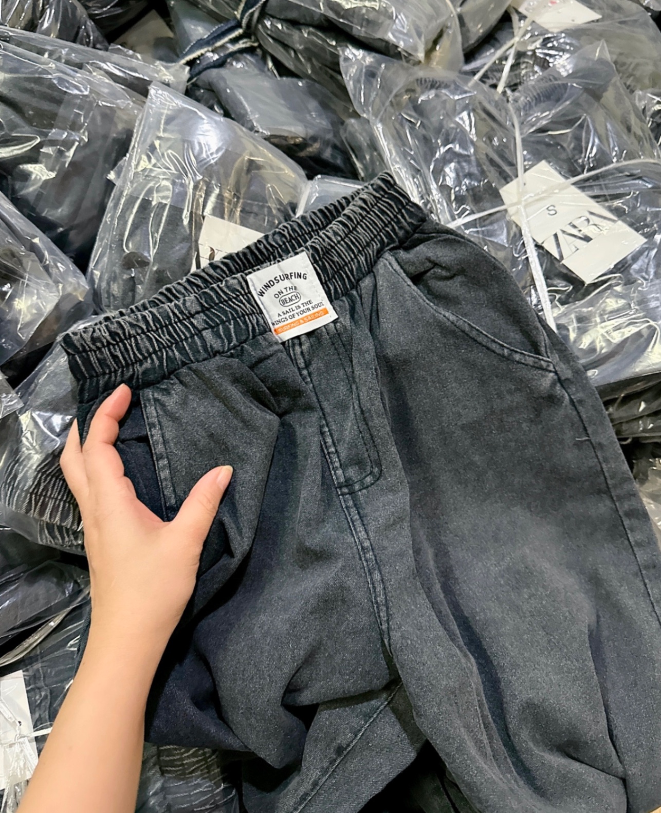 QNU468 - QUẦN JEANS SUÔNG XÁM CHUN CẠP MÁC