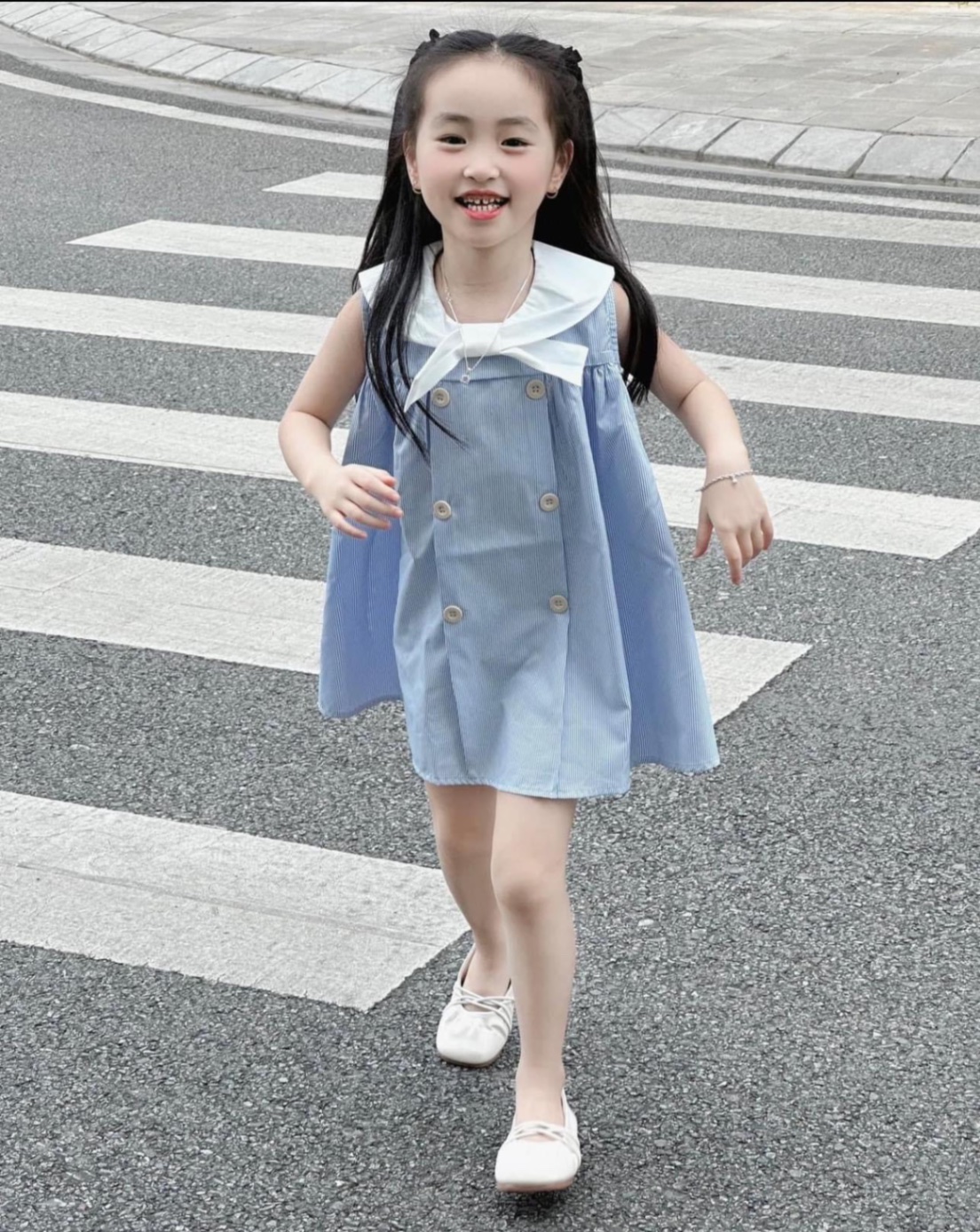 VB437 - VÁY BÉ GÁI KẺ XANH CỔ TRẮNG NƠ