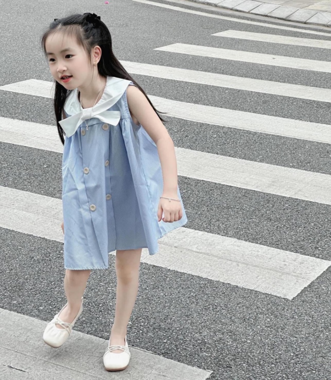 VB437 - VÁY BÉ GÁI KẺ XANH CỔ TRẮNG NƠ