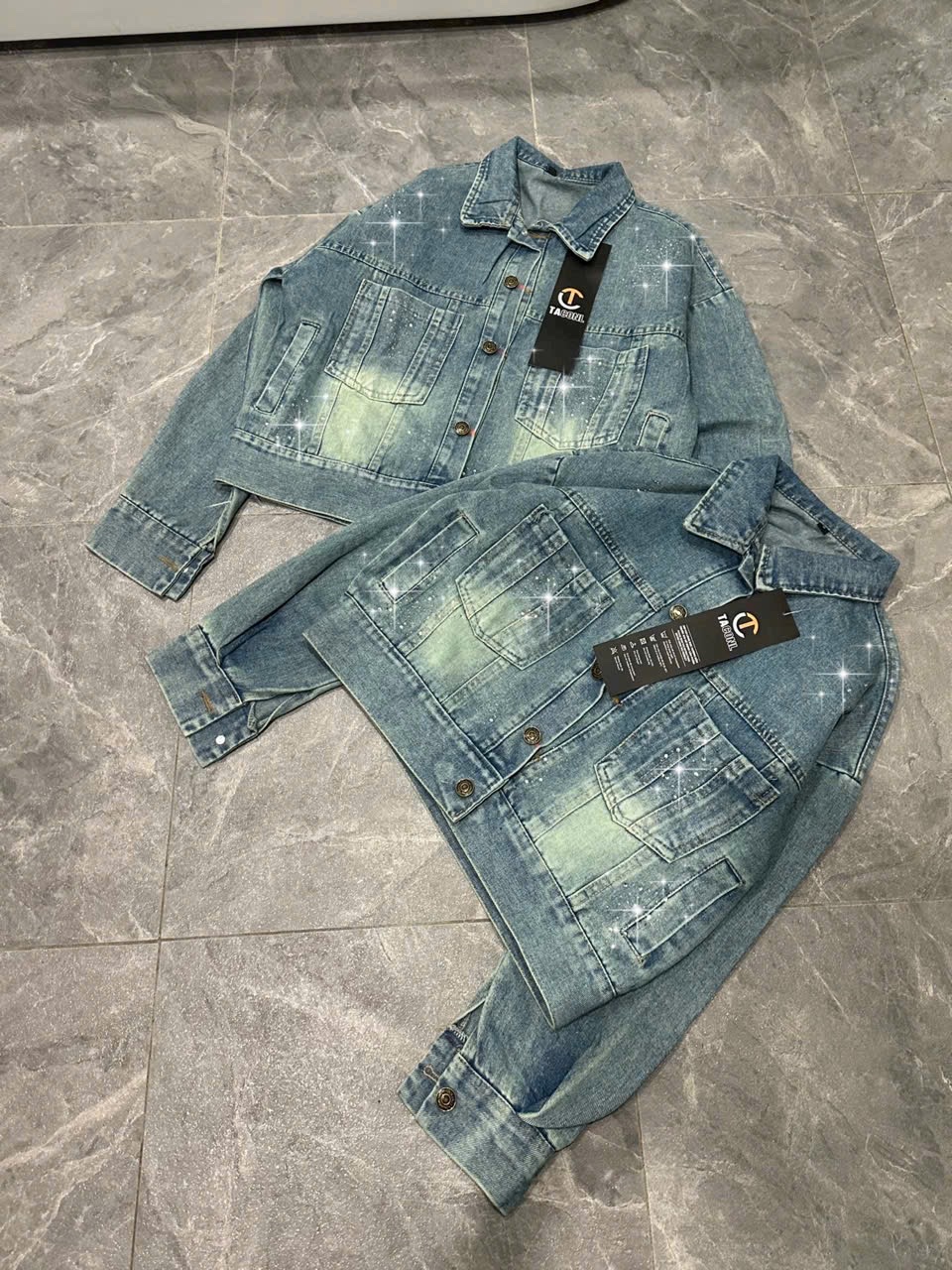 ANU023 - ÁO KHOÁC JEANS NỮ 2 TÚI ĐÍNH ĐÁ