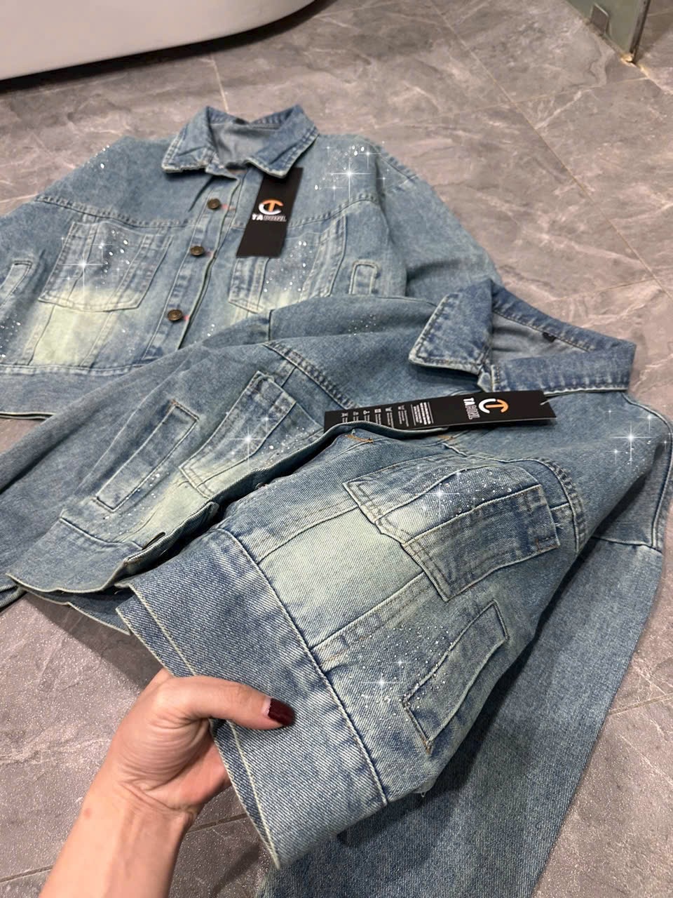 ANU023 - ÁO KHOÁC JEANS NỮ 2 TÚI ĐÍNH ĐÁ