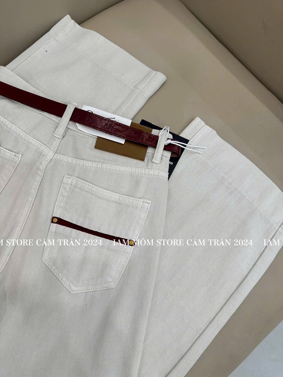 QNU516 - QUẦN JEANS TRẮNG PHỐI TÚI ĐỎ CẠP DA