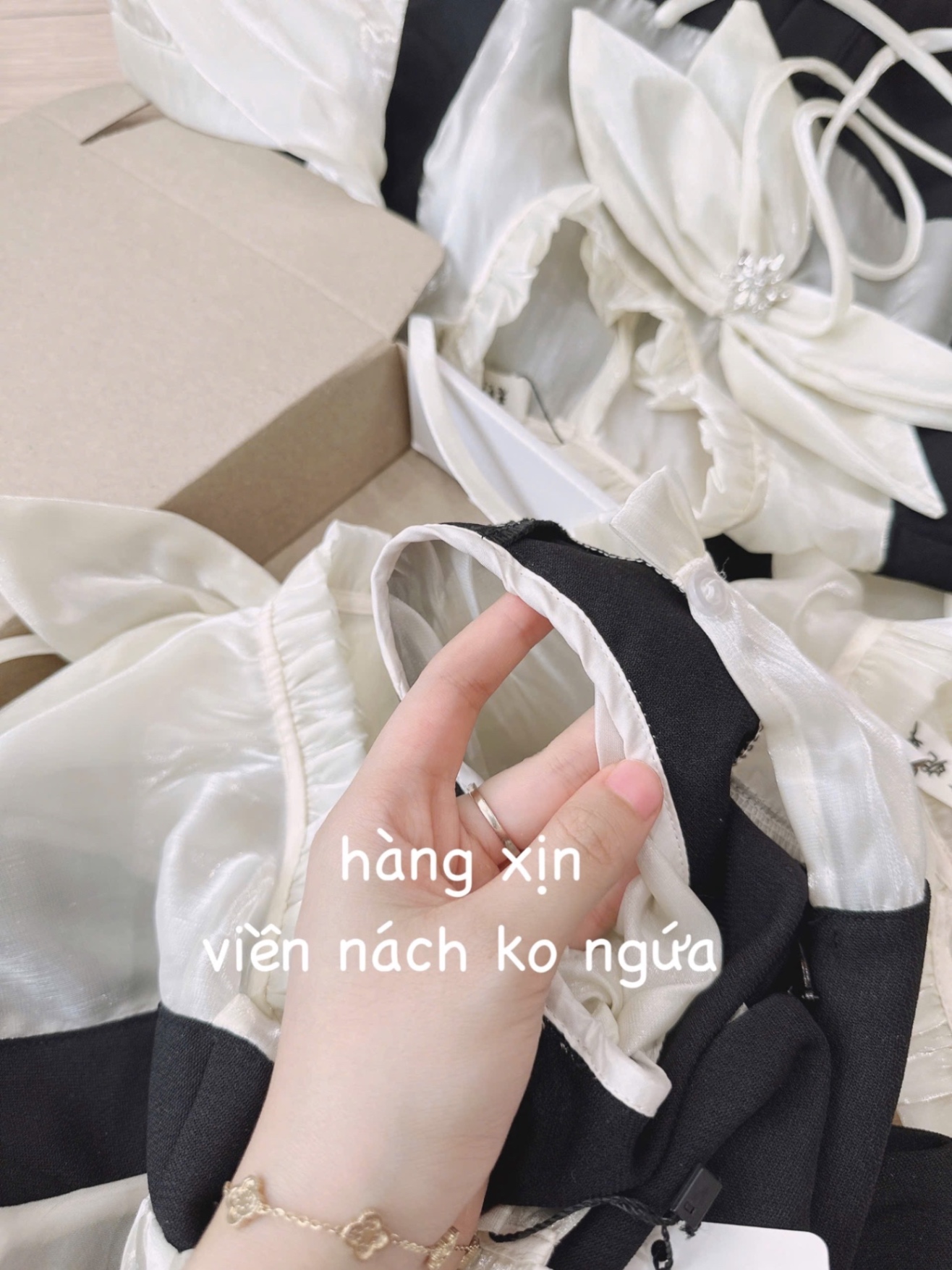 ANU029 - ÁO ĐEN PHỐI CỔ TƠ LI ĐÍNH HOA ĐÁ