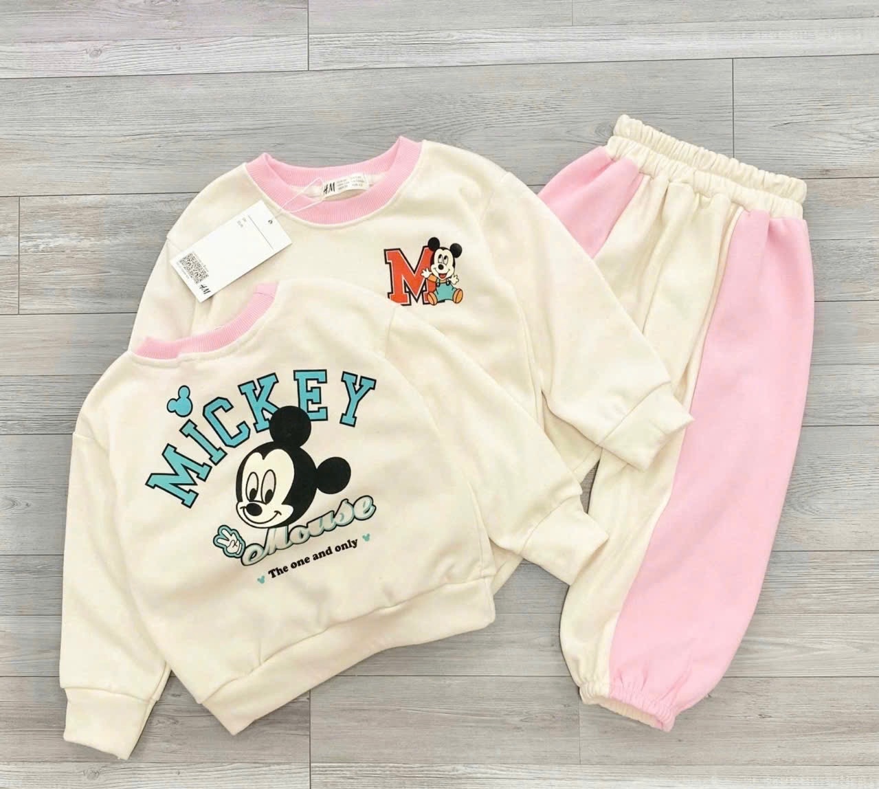 G283 - BỘ BÉ GÁI ÁO NỈ BE MICKEY M PHỐI HỒNG