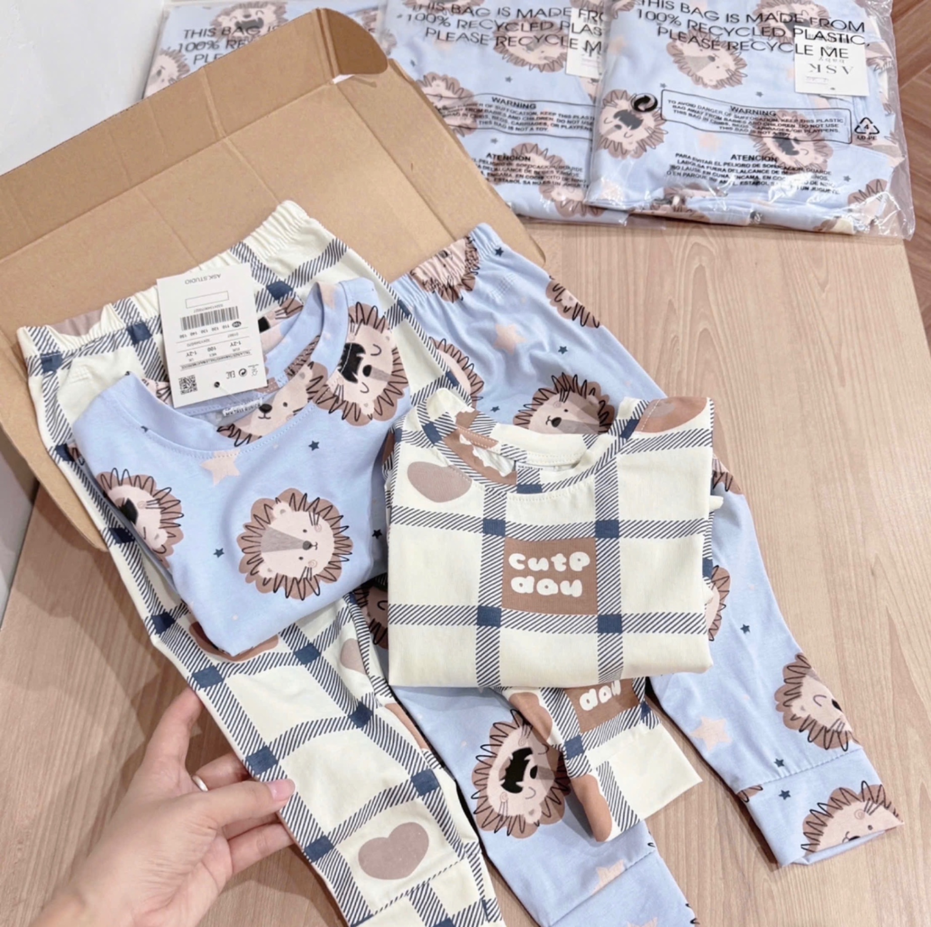 T242 - SET 2 BỘ BÉ TRAI SƯ TỬ CUTE Xanh dương kẻ