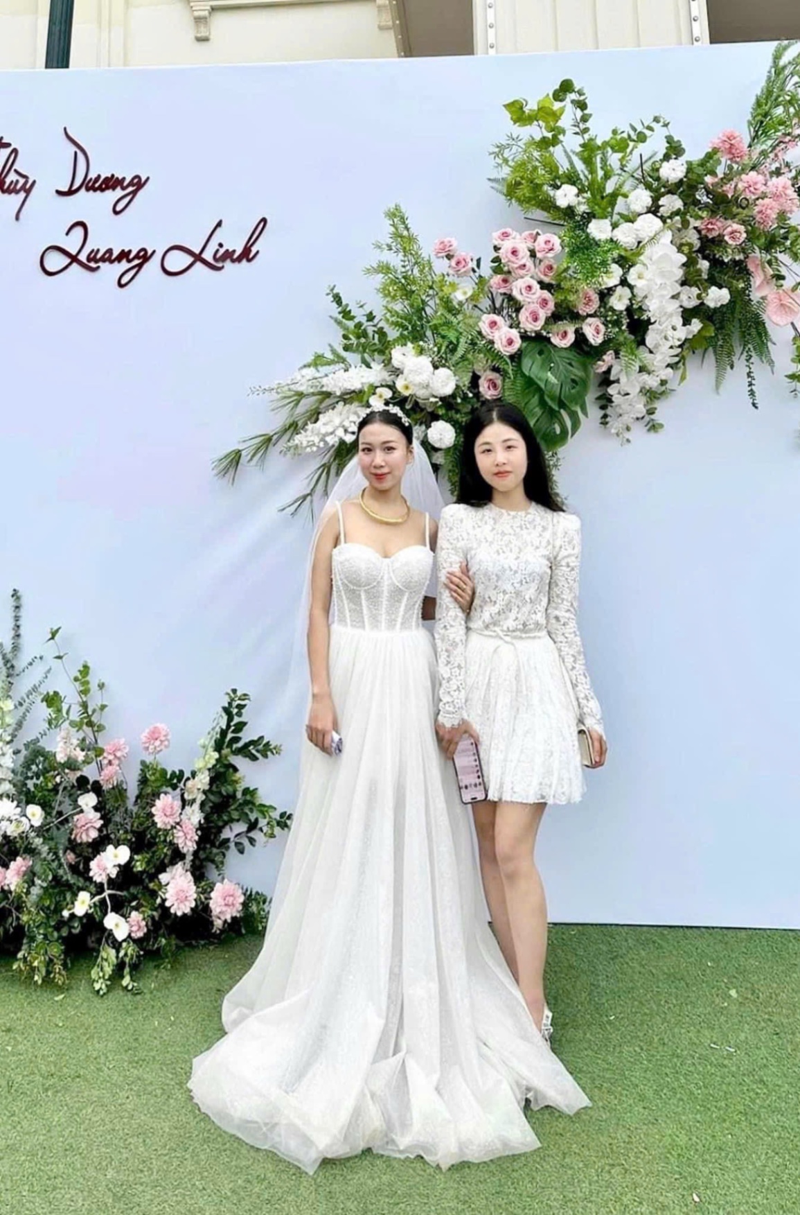 S692 - SET TRẮNG REN HOA CVAY DẬP LI NƠ EO