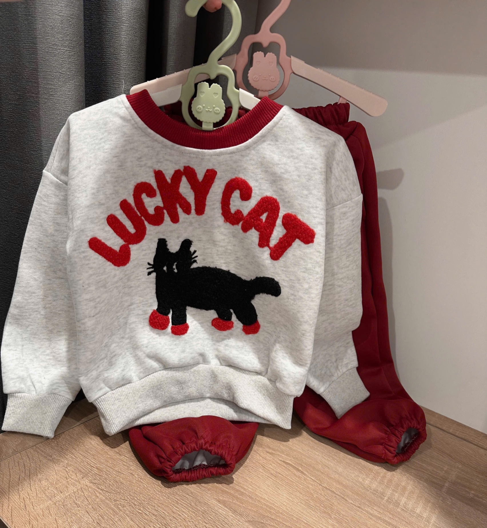 G307 - BỘ BÉ GÁI HAIDA GHI LUCKY CAT QUẦN ĐỎ