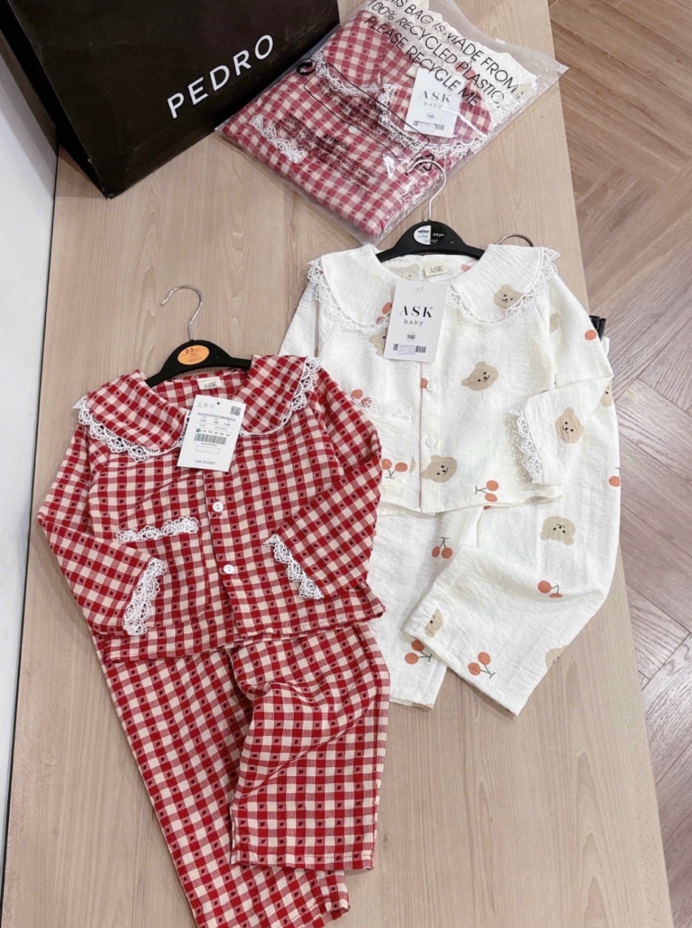 G321 - SET 2 BỘ BÉ GÁI PYJAMA KẺ ĐỎ BE PHỐI REN