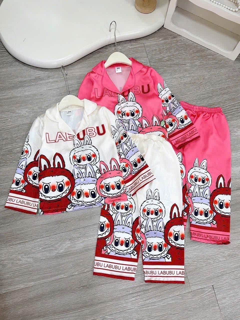 G322 - SET 2 BỘ PYJAMA BÉ GÁI LỤA LABUBU trắng hồng