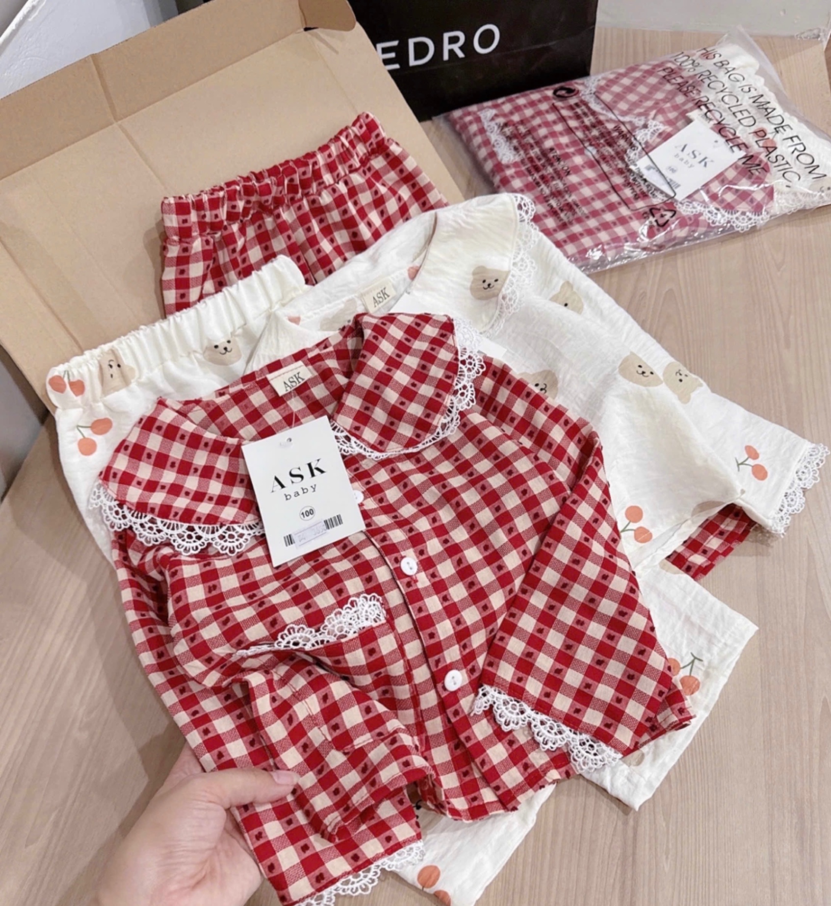 G321 - SET 2 BỘ BÉ GÁI PYJAMA KẺ ĐỎ BE PHỐI REN