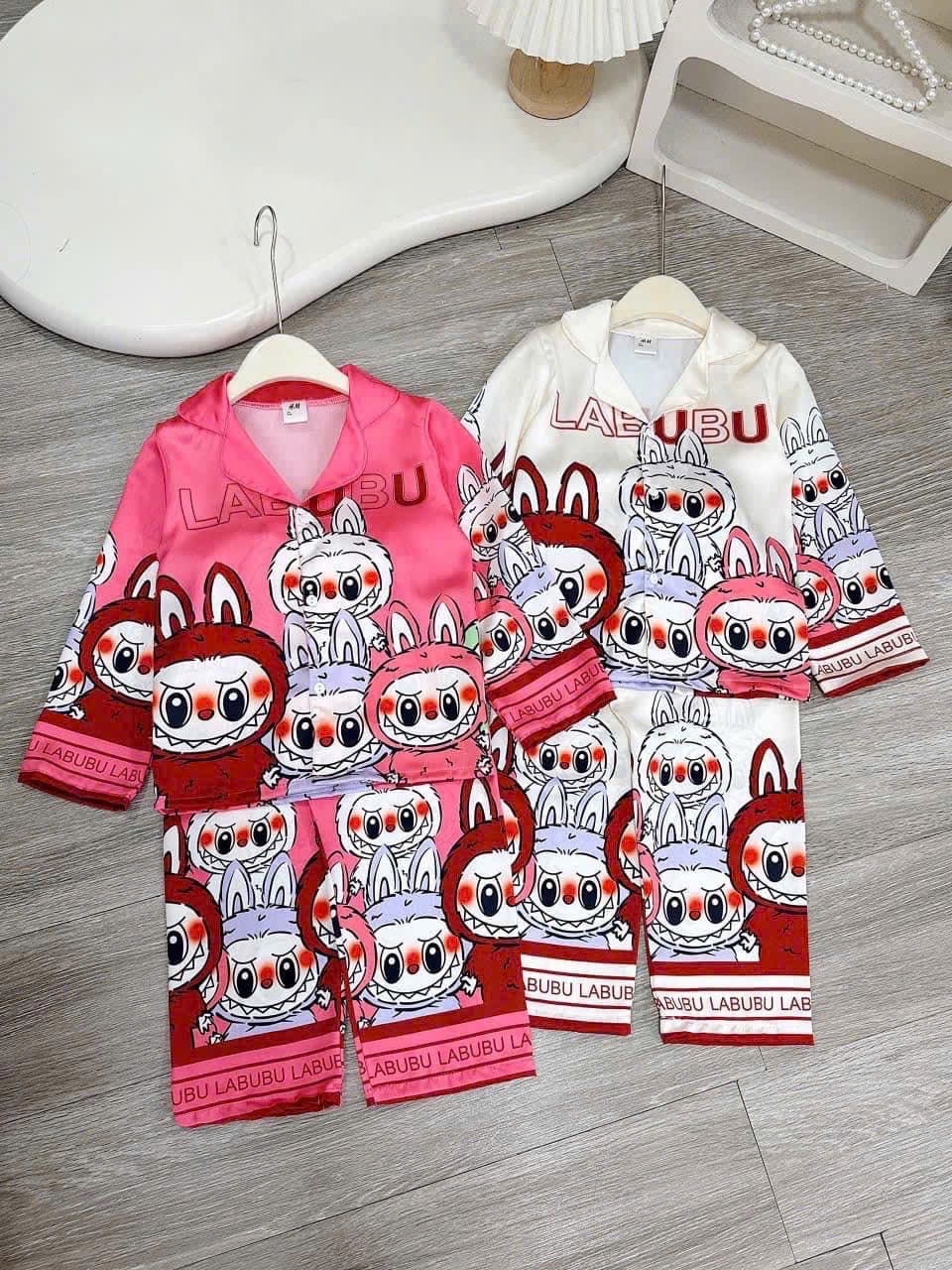 G322 - SET 2 BỘ PYJAMA BÉ GÁI LỤA LABUBU trắng hồng