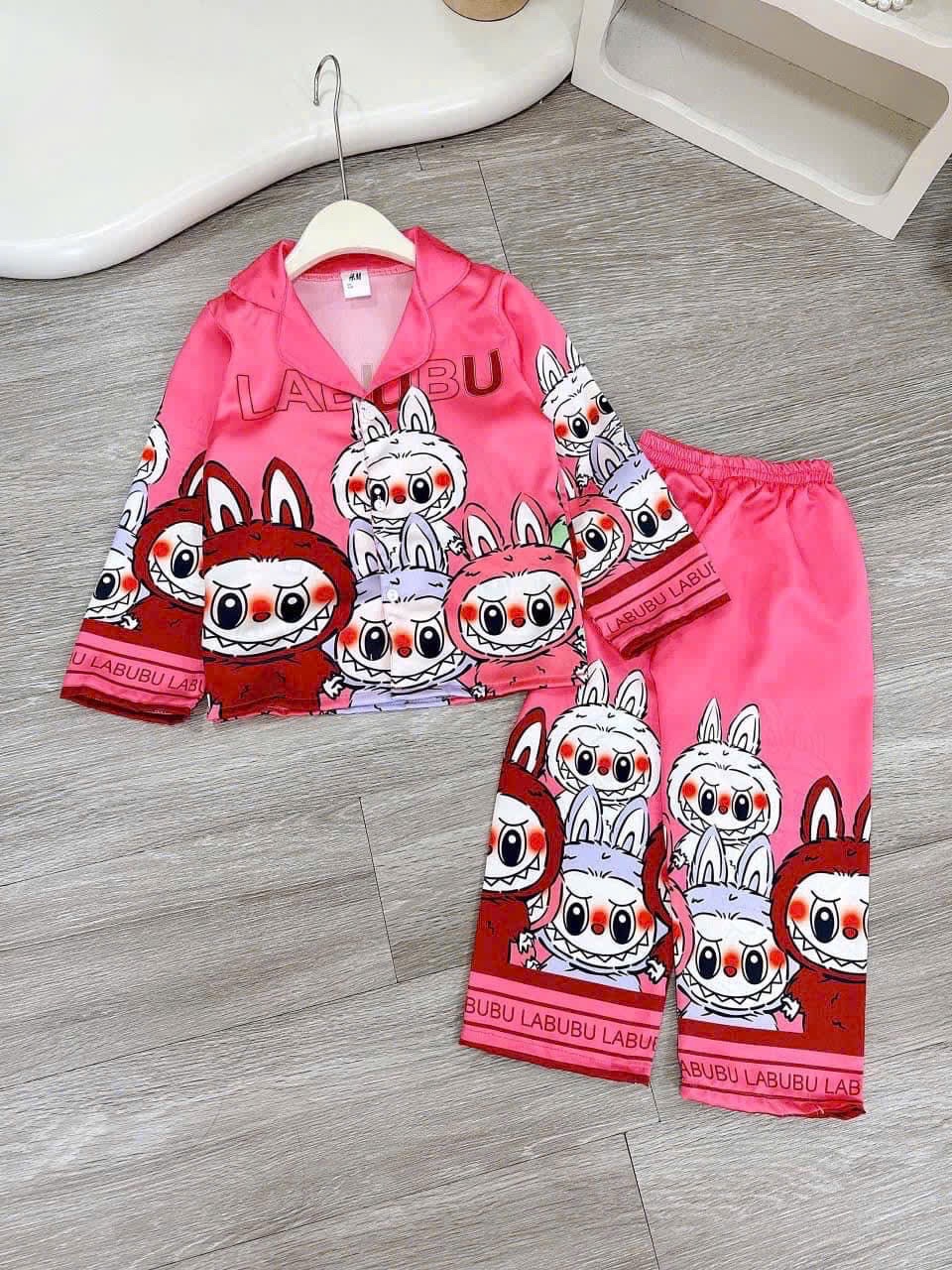 G322 - SET 2 BỘ PYJAMA BÉ GÁI LỤA LABUBU trắng hồng