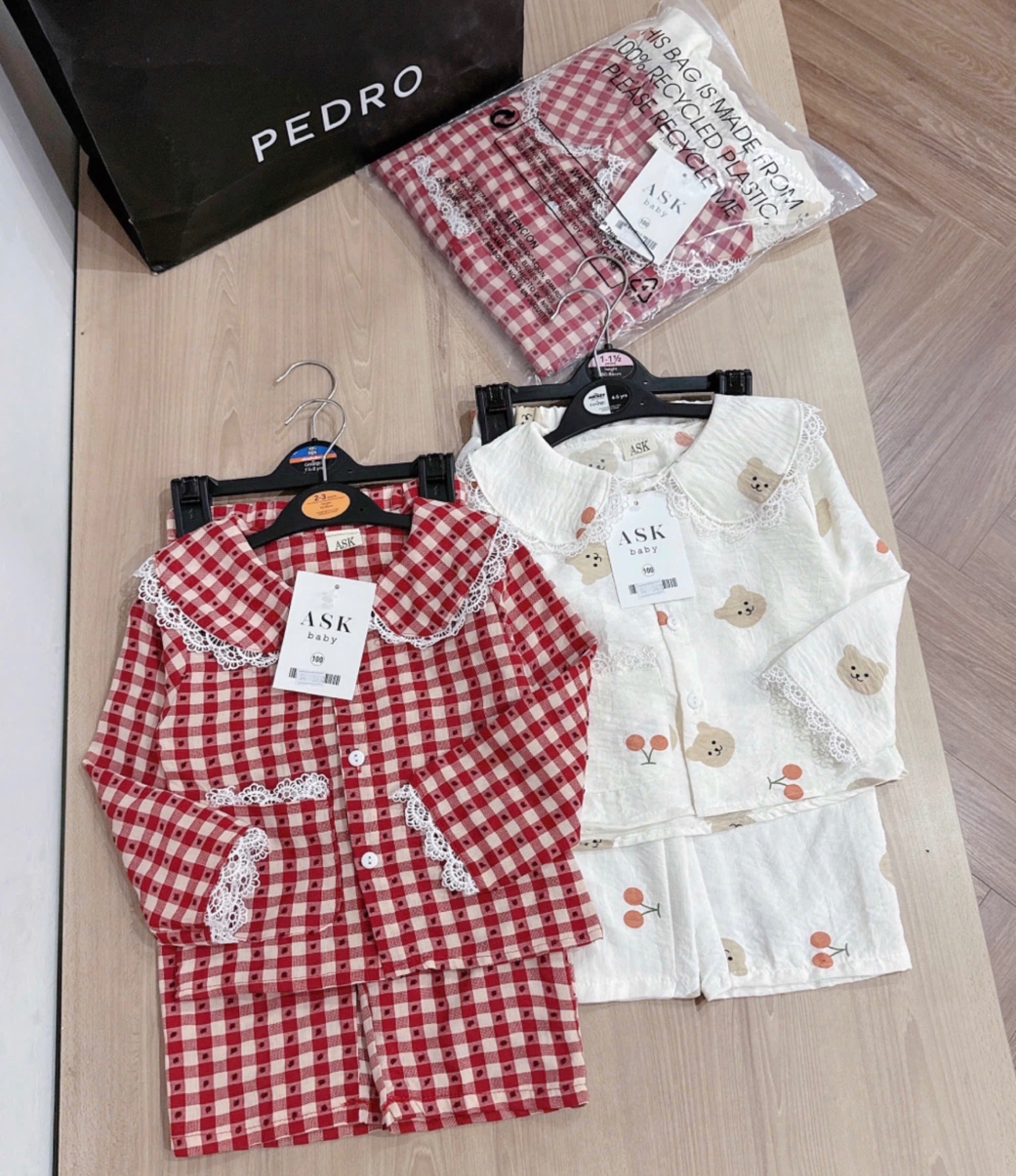 G321 - SET 2 BỘ BÉ GÁI PYJAMA KẺ ĐỎ BE PHỐI REN