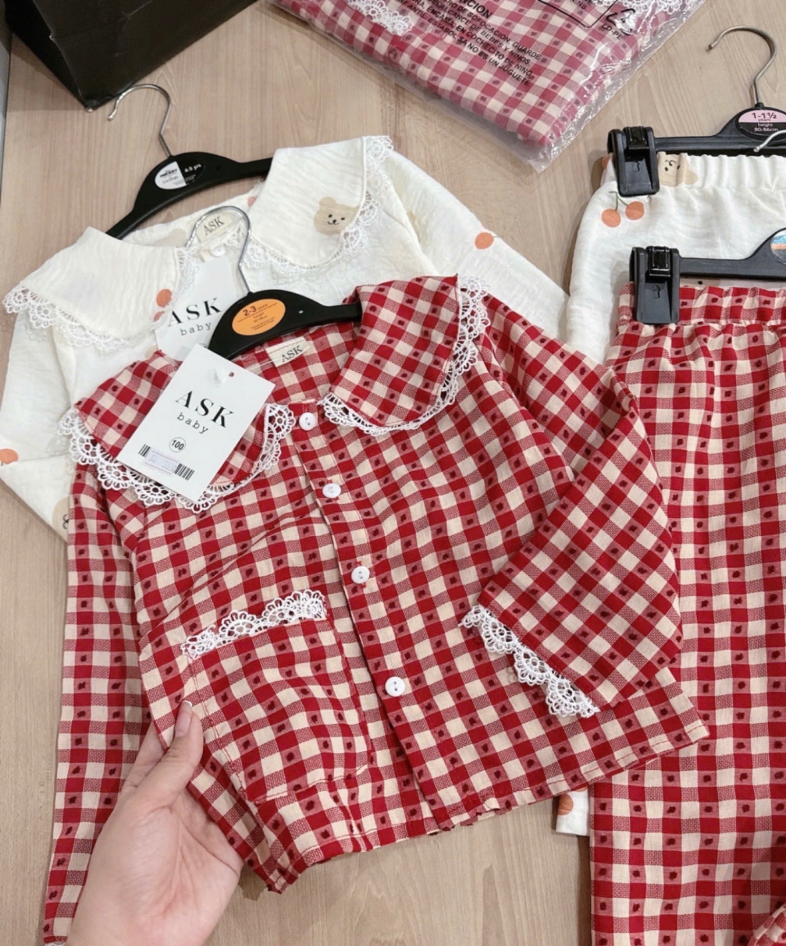 G321 - SET 2 BỘ BÉ GÁI PYJAMA KẺ ĐỎ BE PHỐI REN