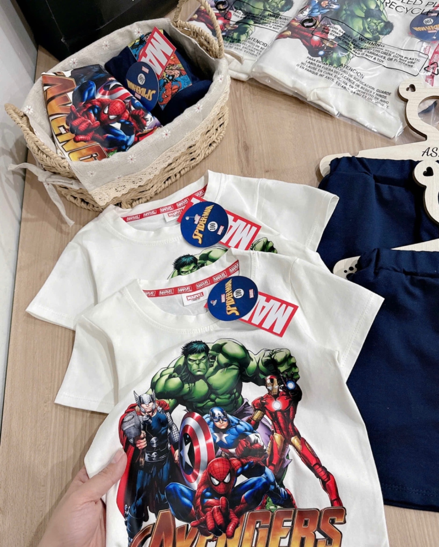 T318 - BỘ ĐÙI BÉ TRAI ÁO CỘC TRẮNG AVENGERS QUẦN THAN