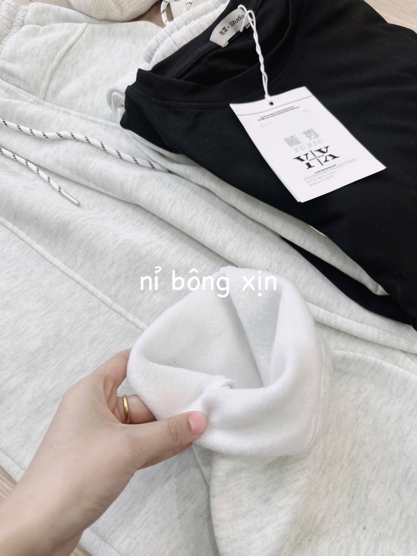 S782 - BỘ NỮ ÁO ZIP ĐEN QUẦN NỈ GHI