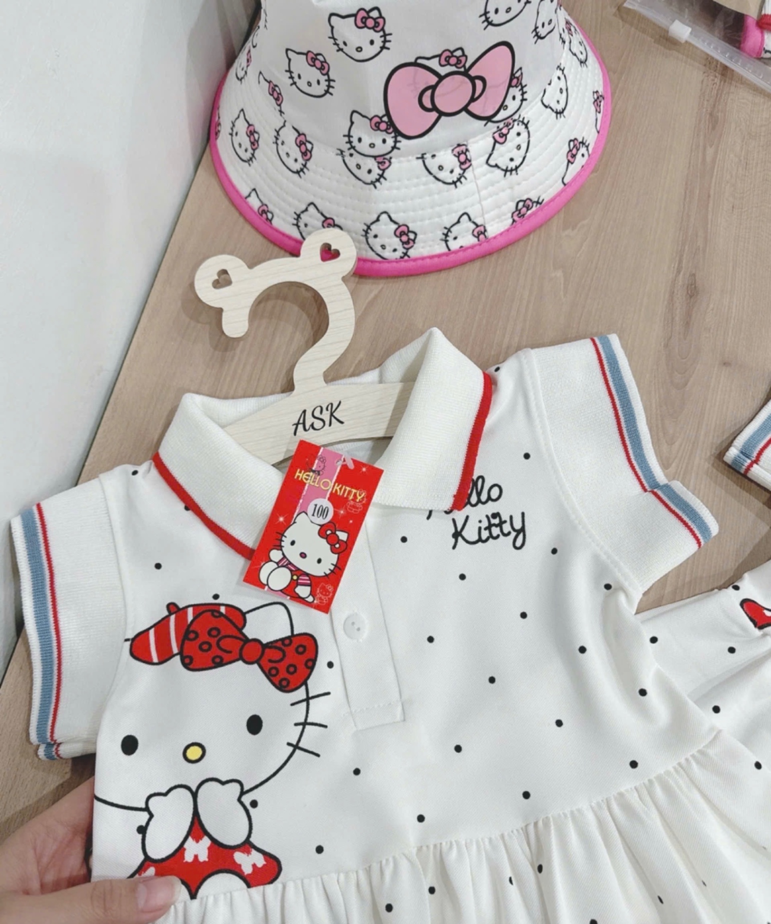 VB481 - VÁY BÉ GÁI POLO TRẮNG CHẤM BI CỘC KITTY