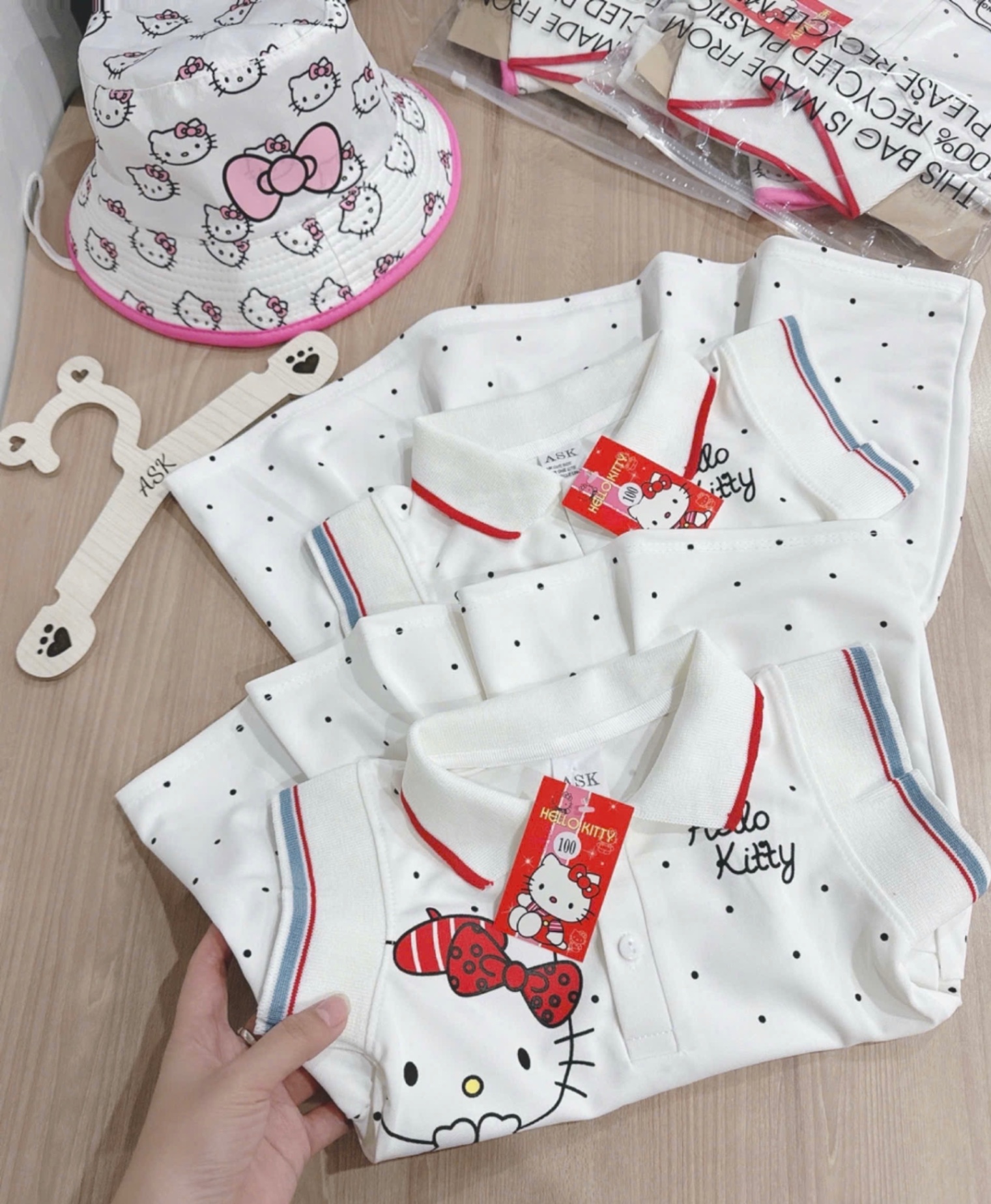 VB481 - VÁY BÉ GÁI POLO TRẮNG CHẤM BI CỘC KITTY