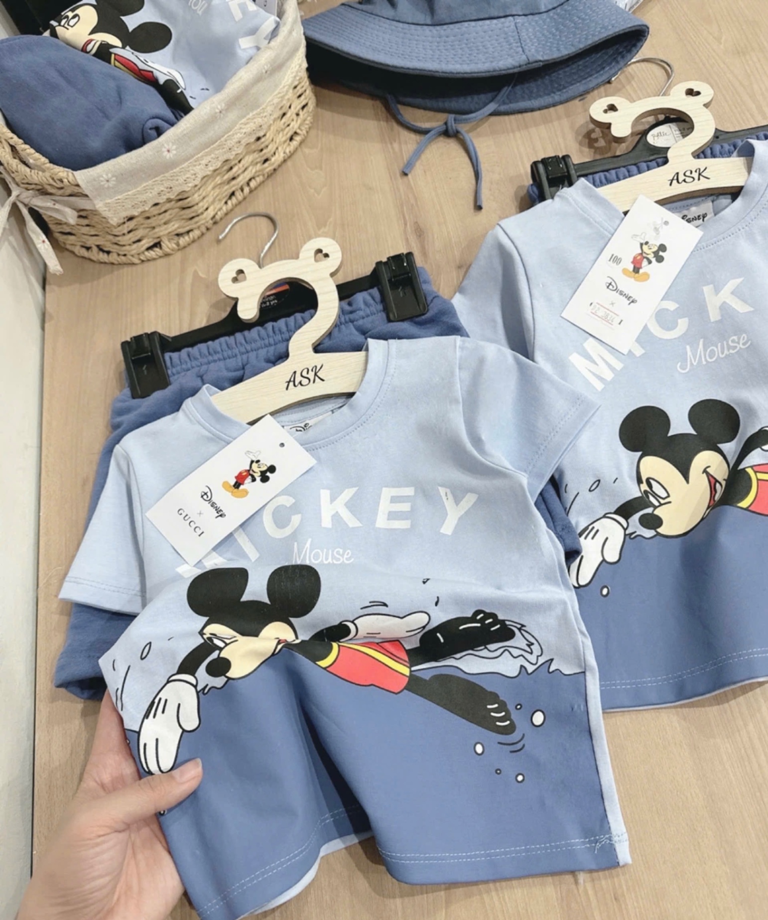 T350 - BỘ BÉ TRAI ÁO CỘC MICKEY XANH KÈM MŨ