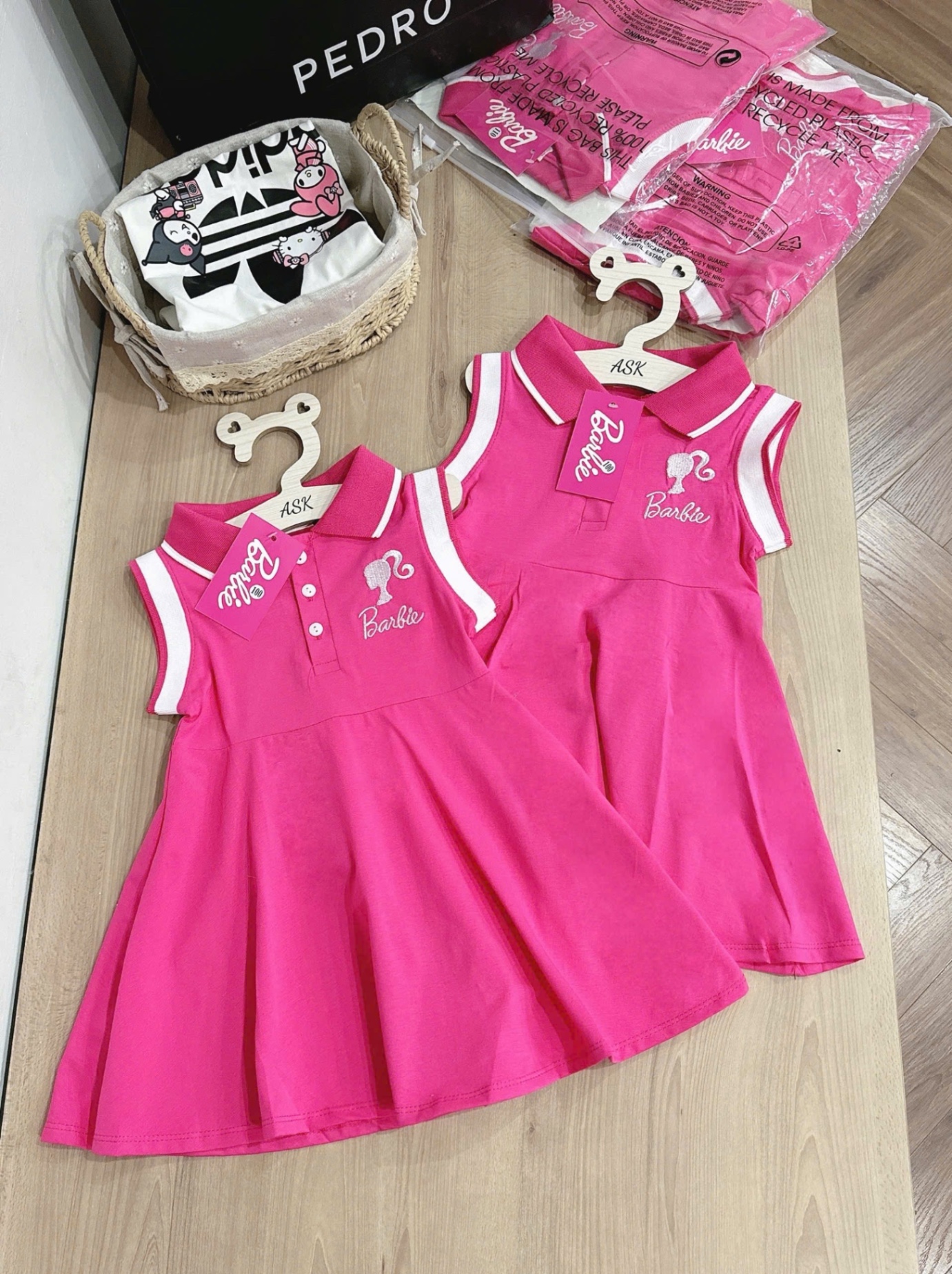 VB484 - VÁY BÉ GÁI POLO HỒNG Barbie VIỀN TRẮNG