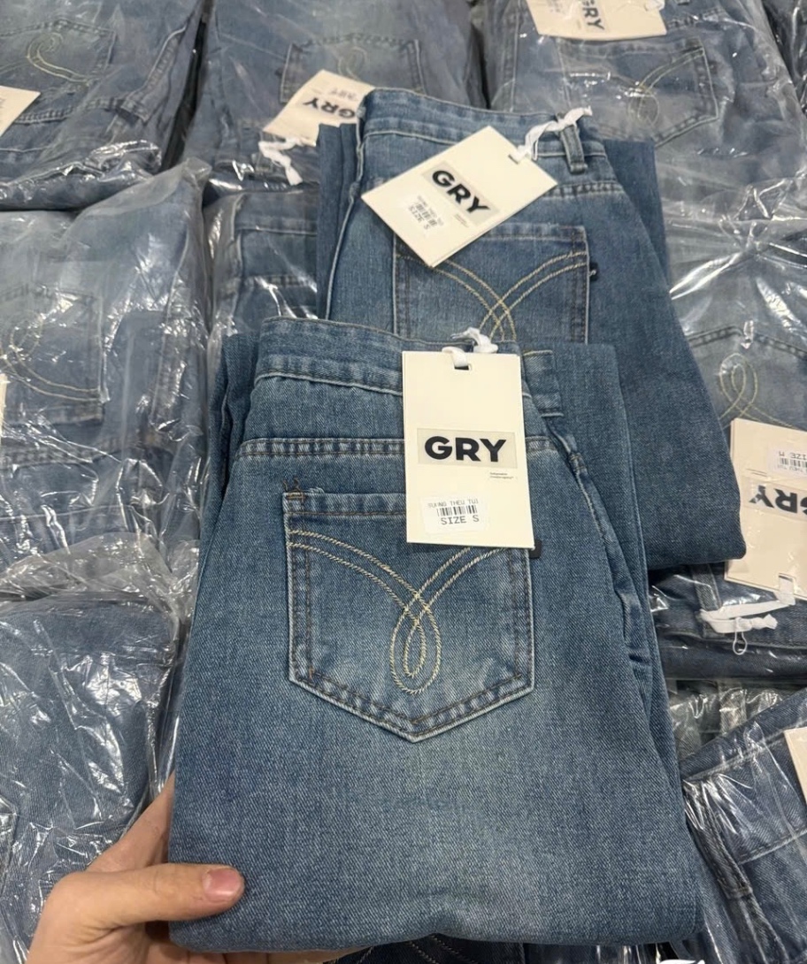 QNU543 - QUẦN JEANS SUÔNG XANH THÊU TÚI Y