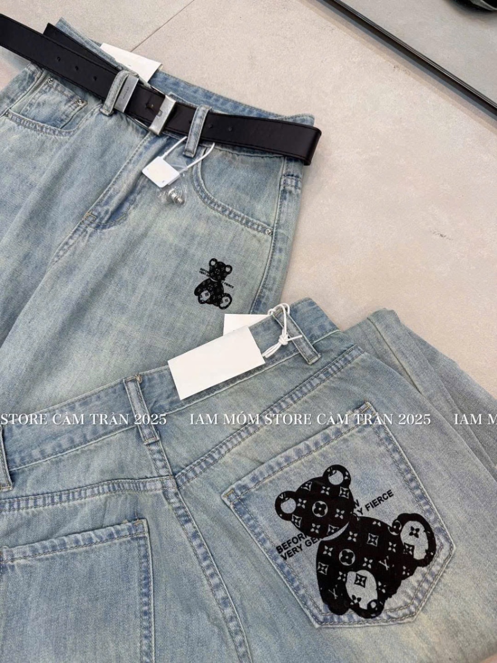 QNU547 - QUẦN JEANS SUÔNG XANH NHẠT TÚI IN GẤU LV