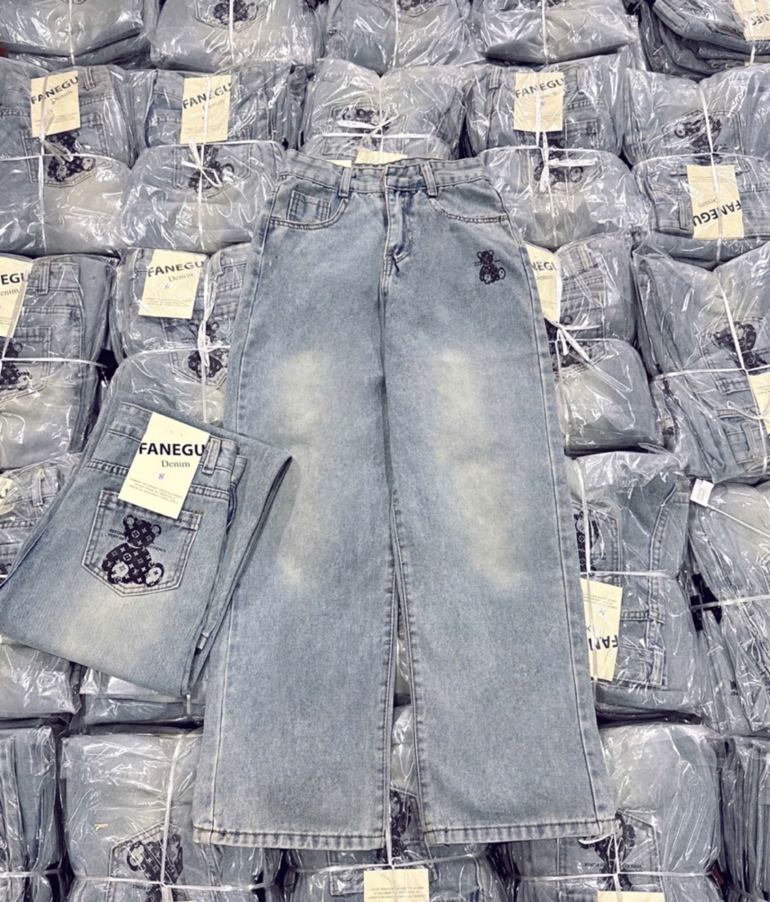 QNU547 - QUẦN JEANS SUÔNG XANH NHẠT TÚI IN GẤU LV