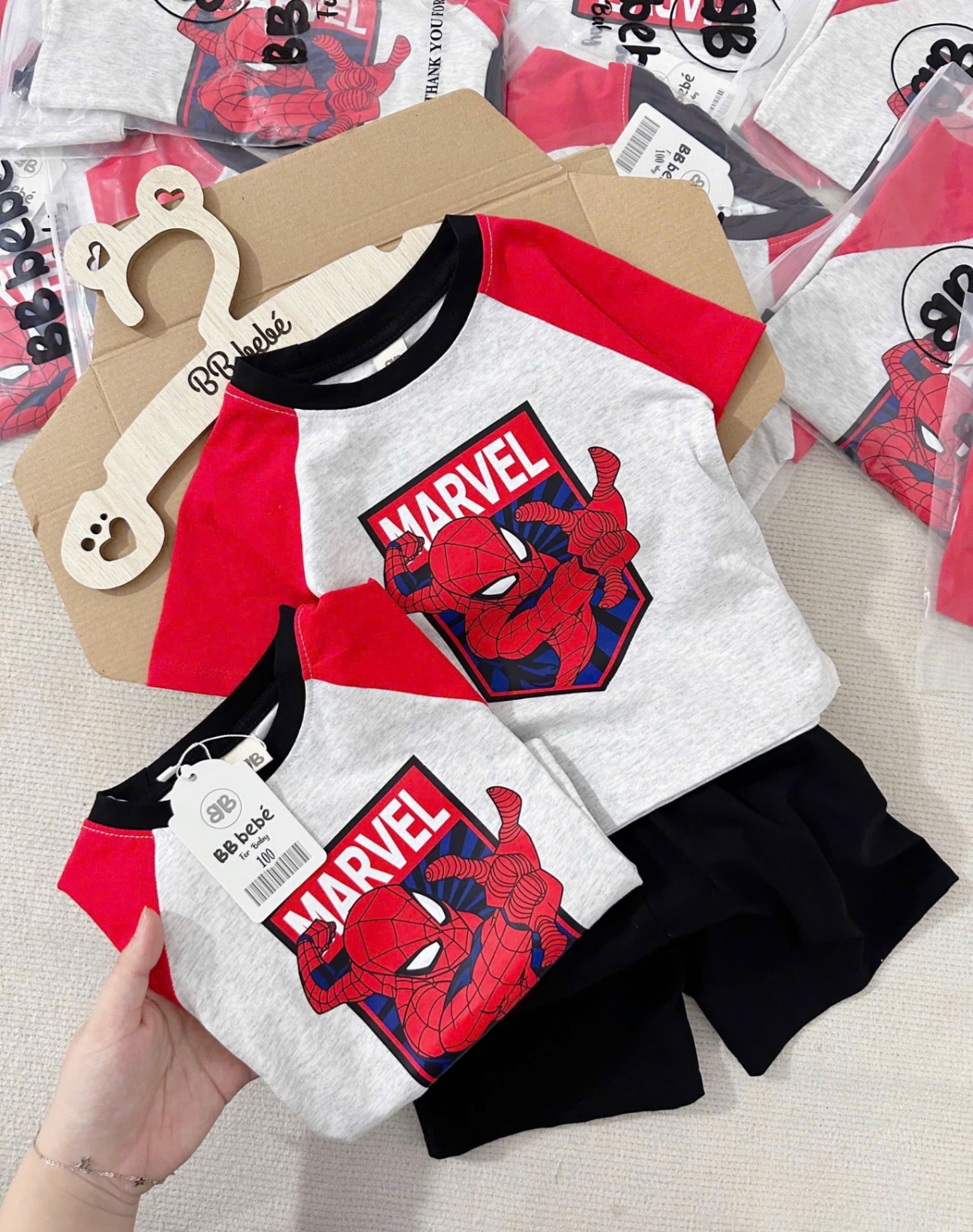 T379 - BỘ ĐÙI BÉ TRAI MARVEL GHI TAY ĐỎ QUẦN ĐEN