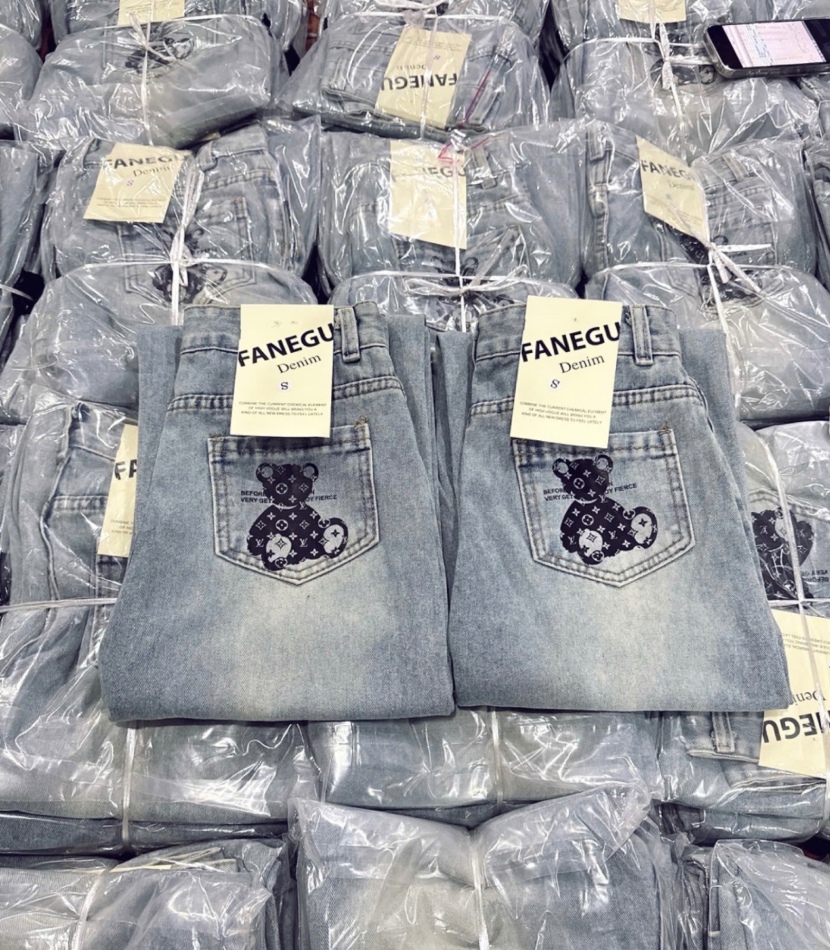 QNU547 - QUẦN JEANS SUÔNG XANH NHẠT TÚI IN GẤU LV