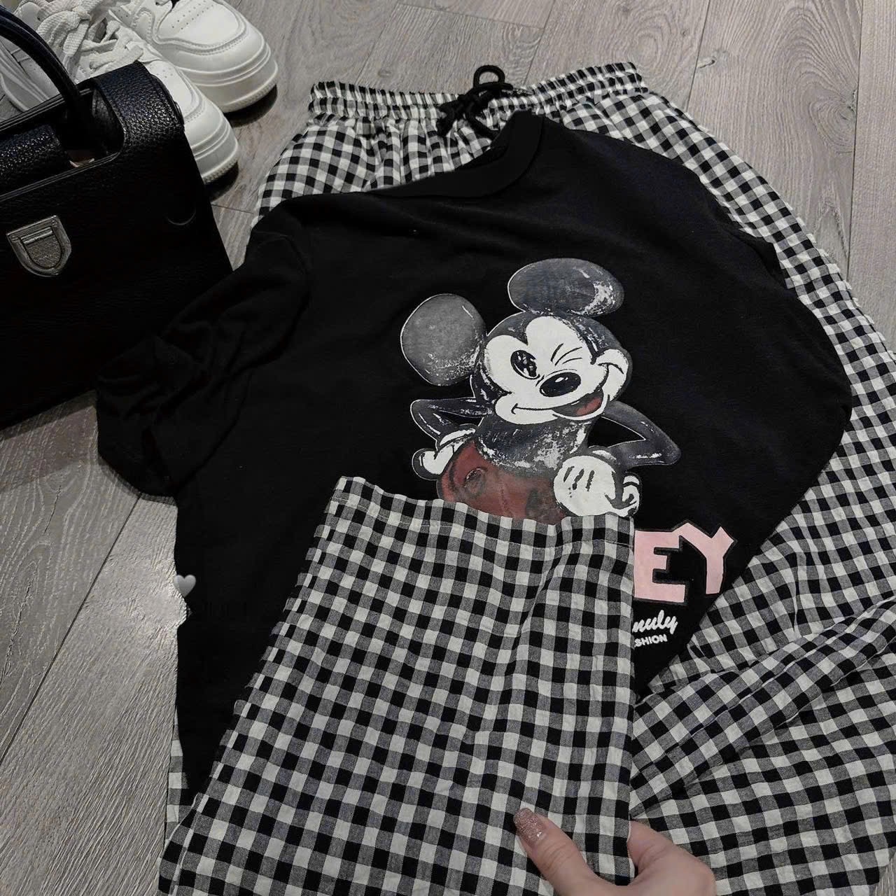 S807 - BỘ NỮ ÁO ĐEN CỘC MICKEY QUẦN KẺ CARO