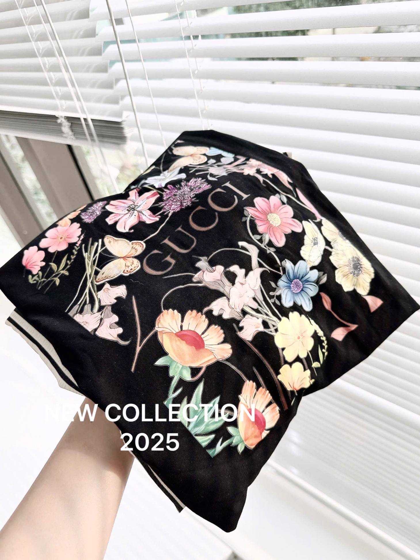 S811 - BỘ NỮ ÁO CỘC ĐEN GUCCI HOA QUẦN SỌC DÀI