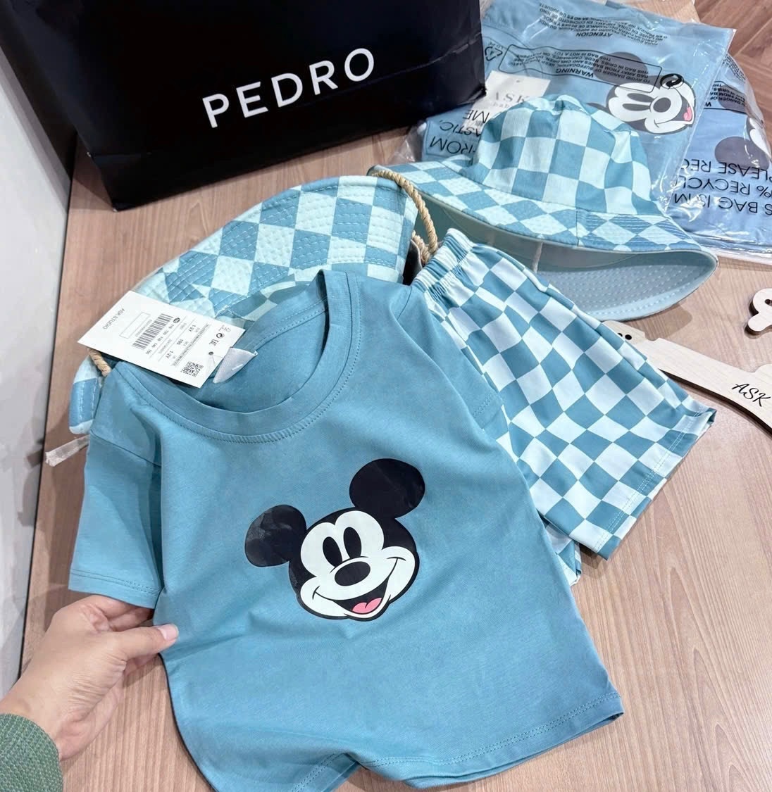 T391 - BỘ ĐÙI BÉ TRAI ÁO XANH MICKEY QUẦN CARO KÈM MŨ