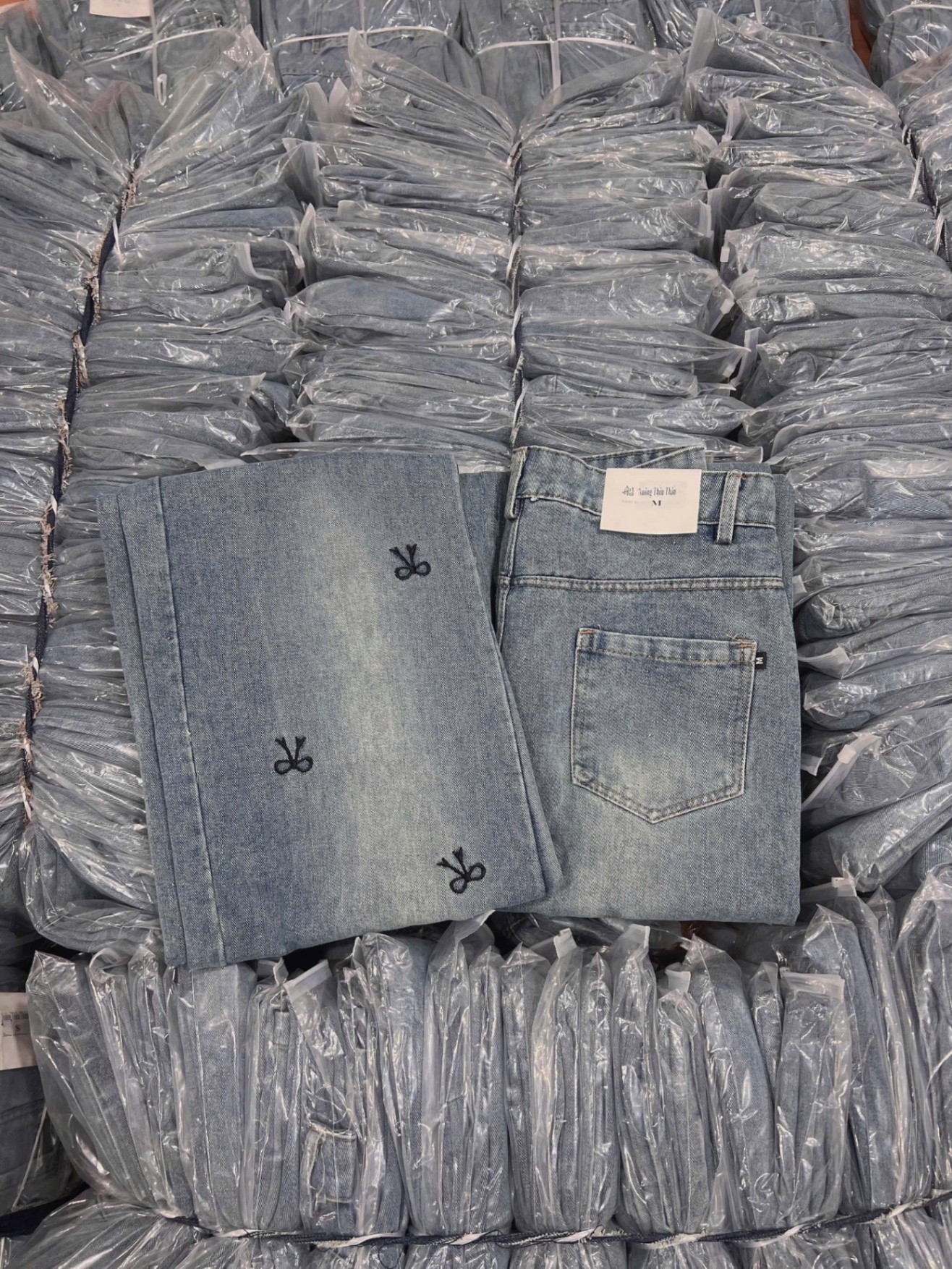 QNU552 - QUẦN JEANS SUÔNG XANH THÊU NƠ