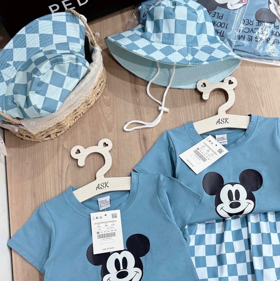 T391 - BỘ ĐÙI BÉ TRAI ÁO XANH MICKEY QUẦN CARO KÈM MŨ