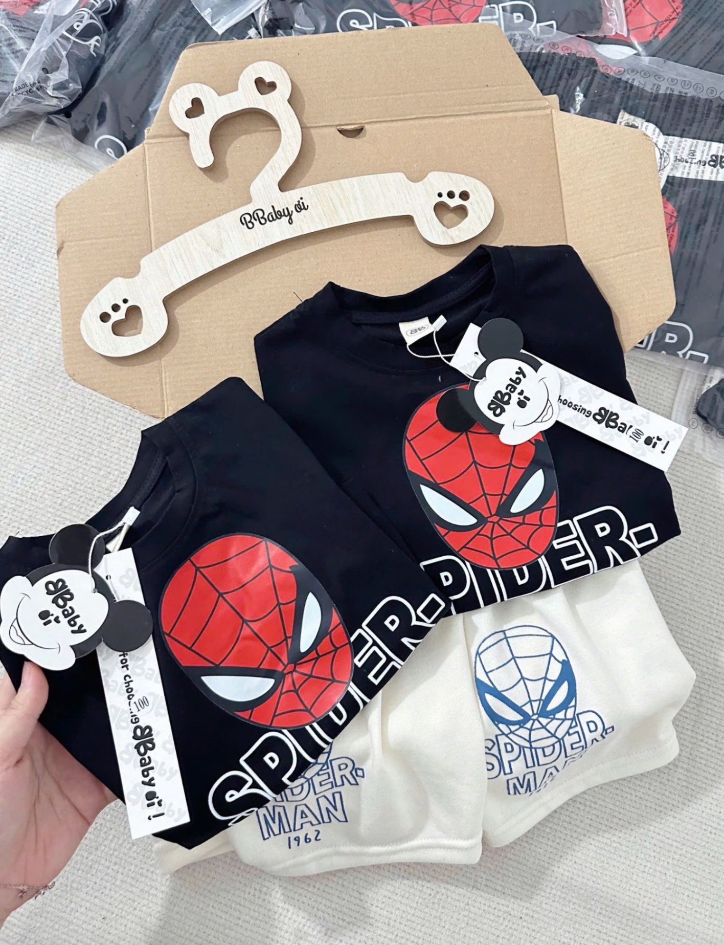 T402 - BỘ ĐÙI BÉ TRAI ÁO ĐEN TAY ĐỎ BE SPIDERMAN 1962