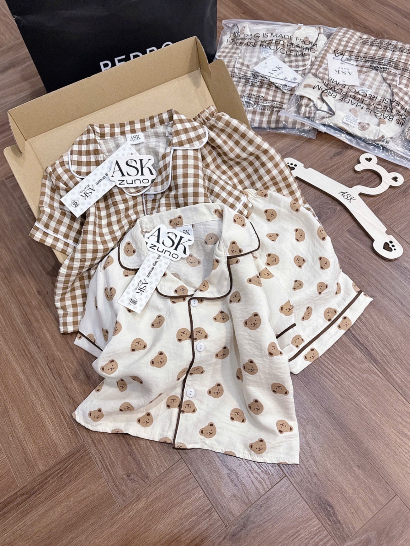 T410 - SET 2 BỘ BÉ TRAI PYJAMA GẤU KẺ nâu be