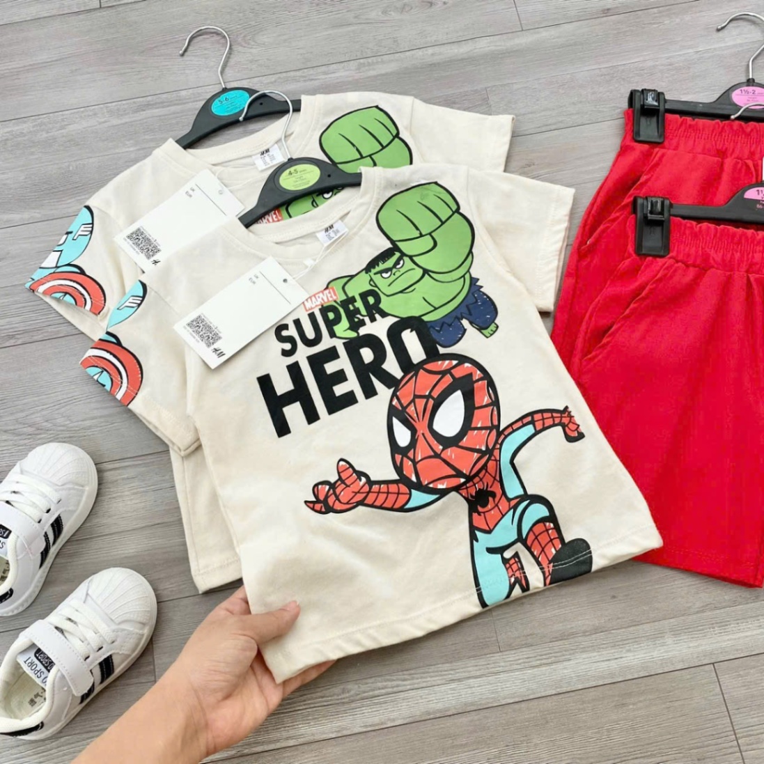 T411 - BỘ ĐÙI BÉ TRAI ÁO BE HERO QUẦN ĐỎ