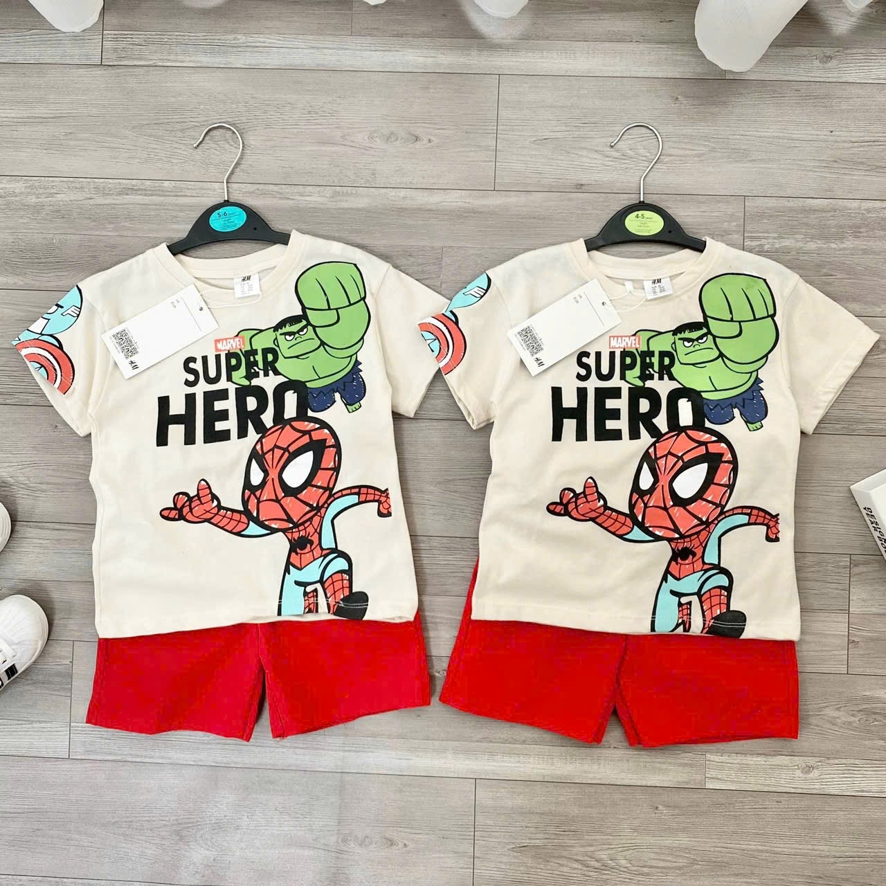 T411 - BỘ ĐÙI BÉ TRAI ÁO BE HERO QUẦN ĐỎ