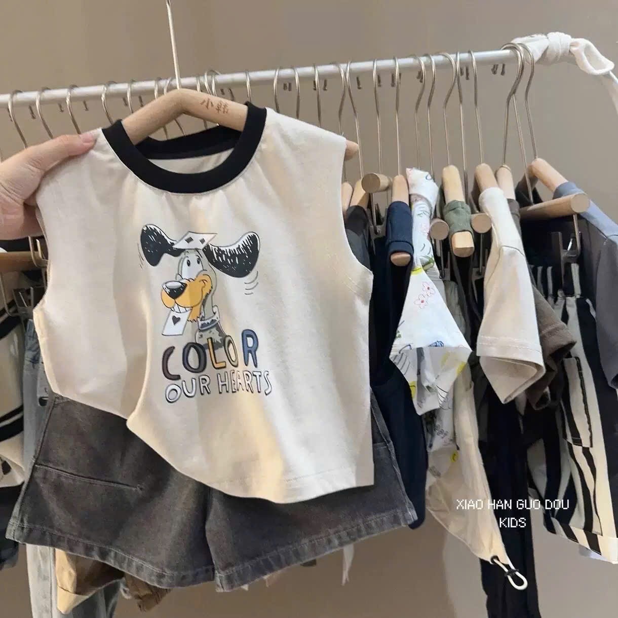 T455 - BỘ ĐÙI BÉ TRAI ÁO TRẮNG CHÓ COLOR QUẦN BÒ ĐEN
