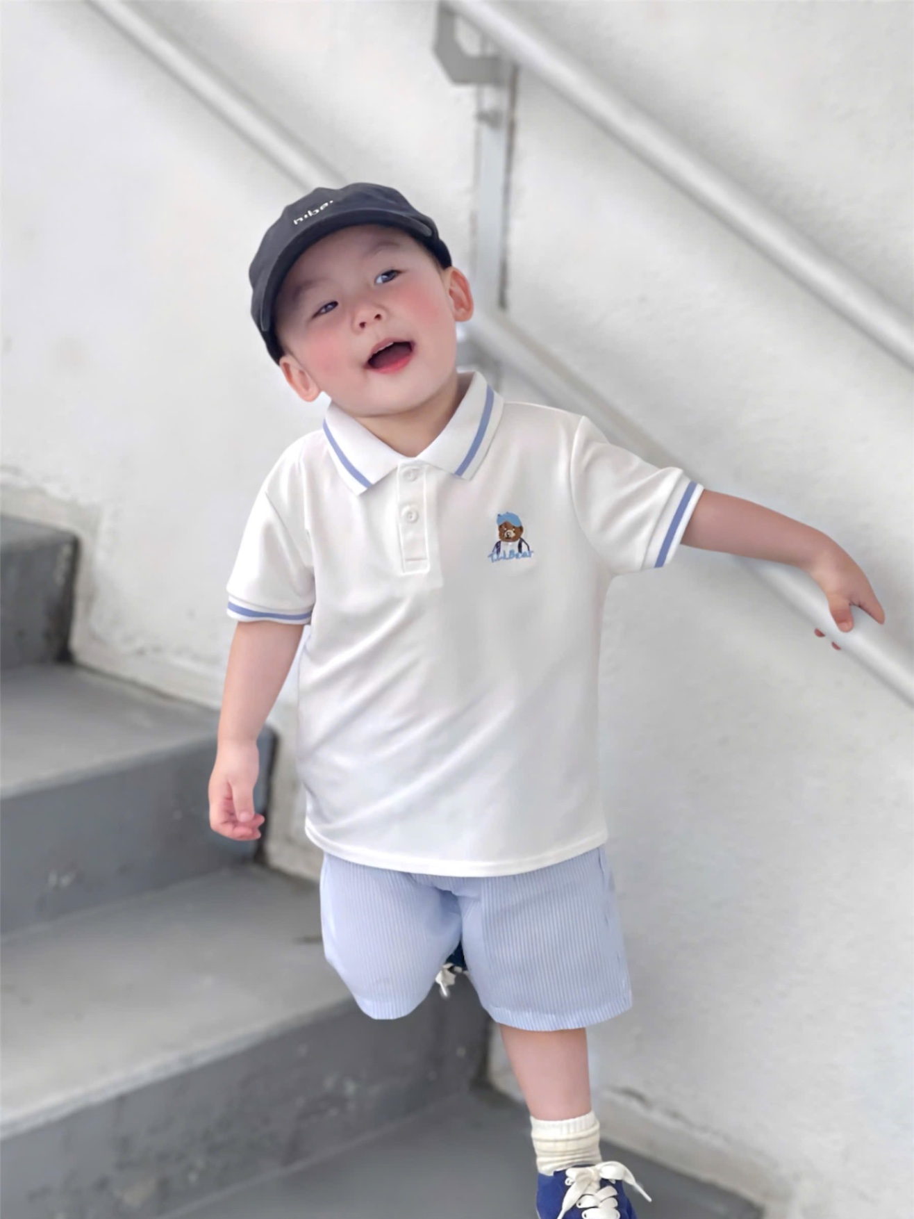 T516 - BỘ ĐÙI BÉ TRAI ÁO POLO TRẮNG VIỀN XANH THÊU GẤU