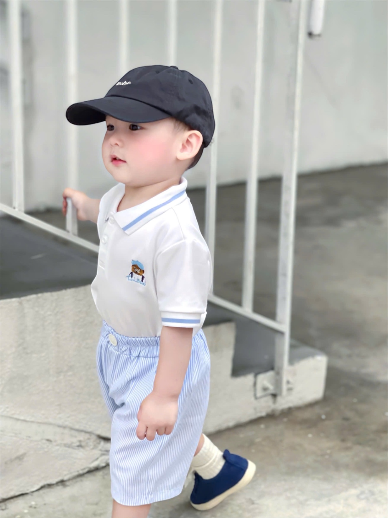 T516 - BỘ ĐÙI BÉ TRAI ÁO POLO TRẮNG VIỀN XANH THÊU GẤU