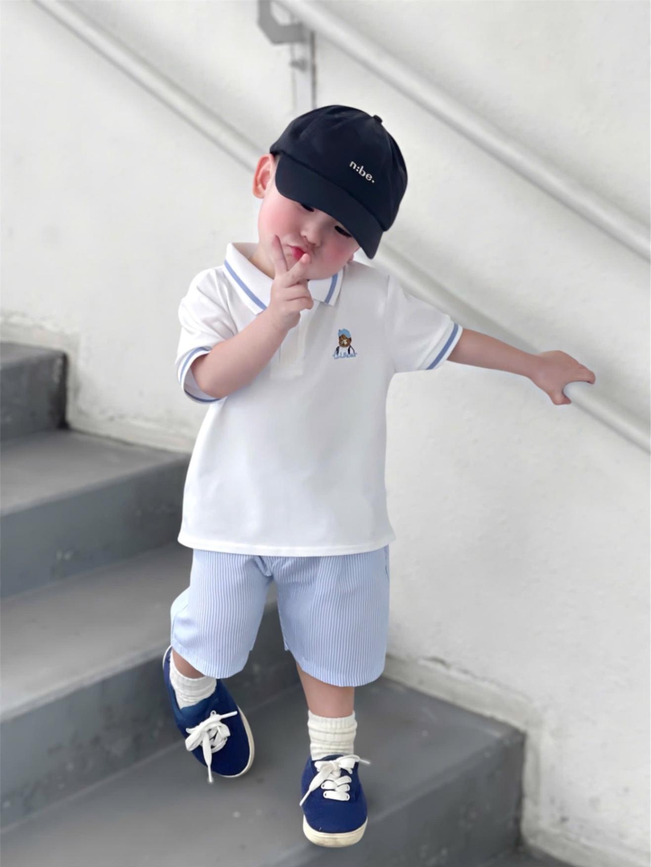 T516 - BỘ ĐÙI BÉ TRAI ÁO POLO TRẮNG VIỀN XANH THÊU GẤU