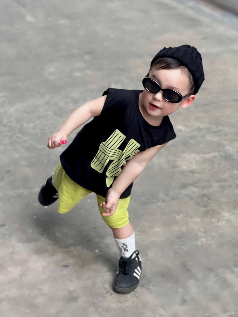 T574 - BỘ ĐÙI BÉ TRAI ÁO ĐEN HT QUẦN XANH CHUỐI