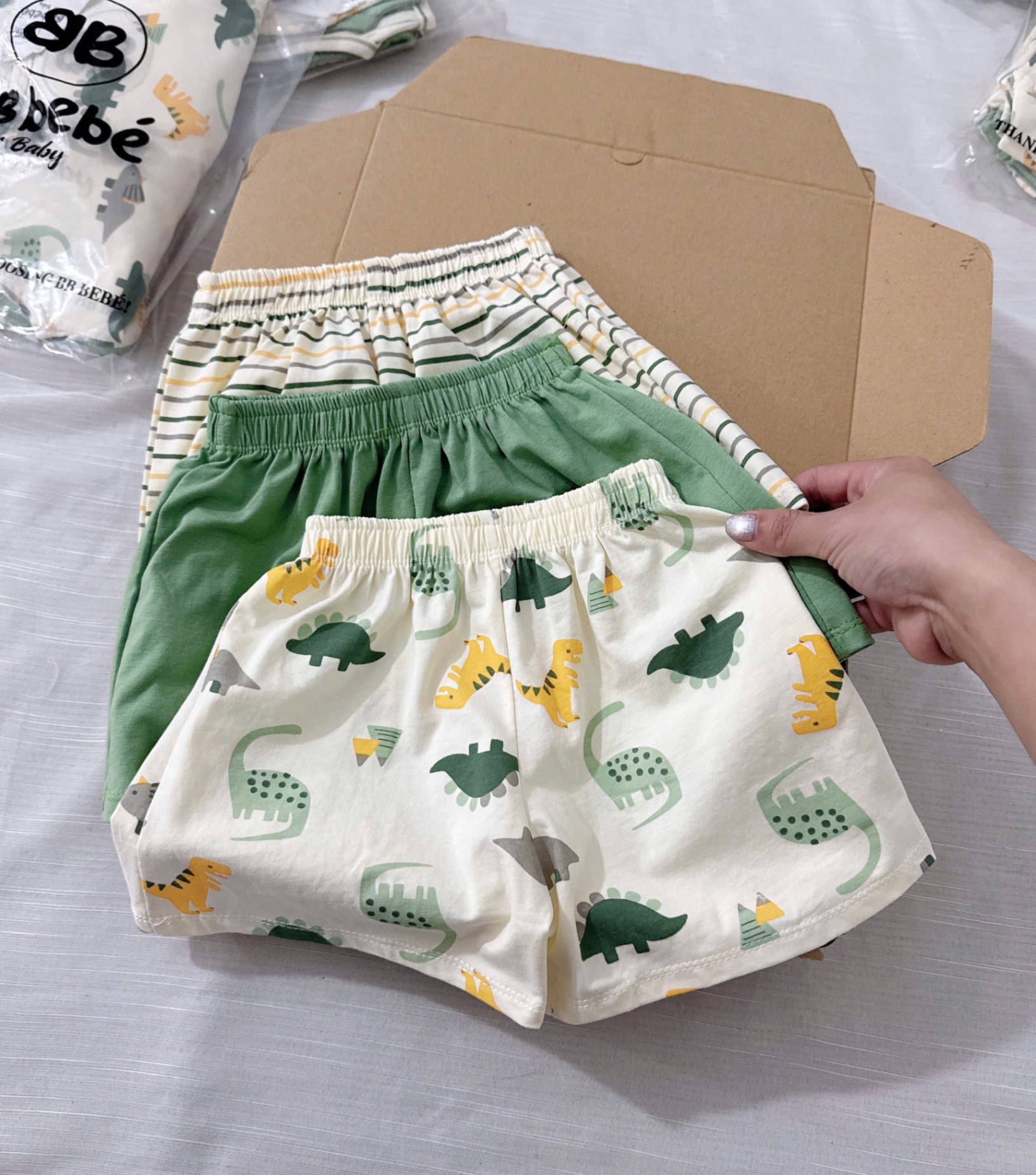 T573 - SET 3 BỘ ĐÙI BÉ TRAI BA LỖ KHỦNG LONG xanh lá be kẻ