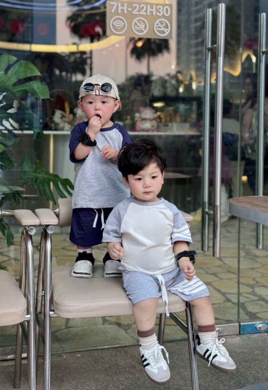 T563 - SET 2 BỘ ĐÙI BÉ TRAI PHỐI GHI THAN TRẮNG SỌC THOM