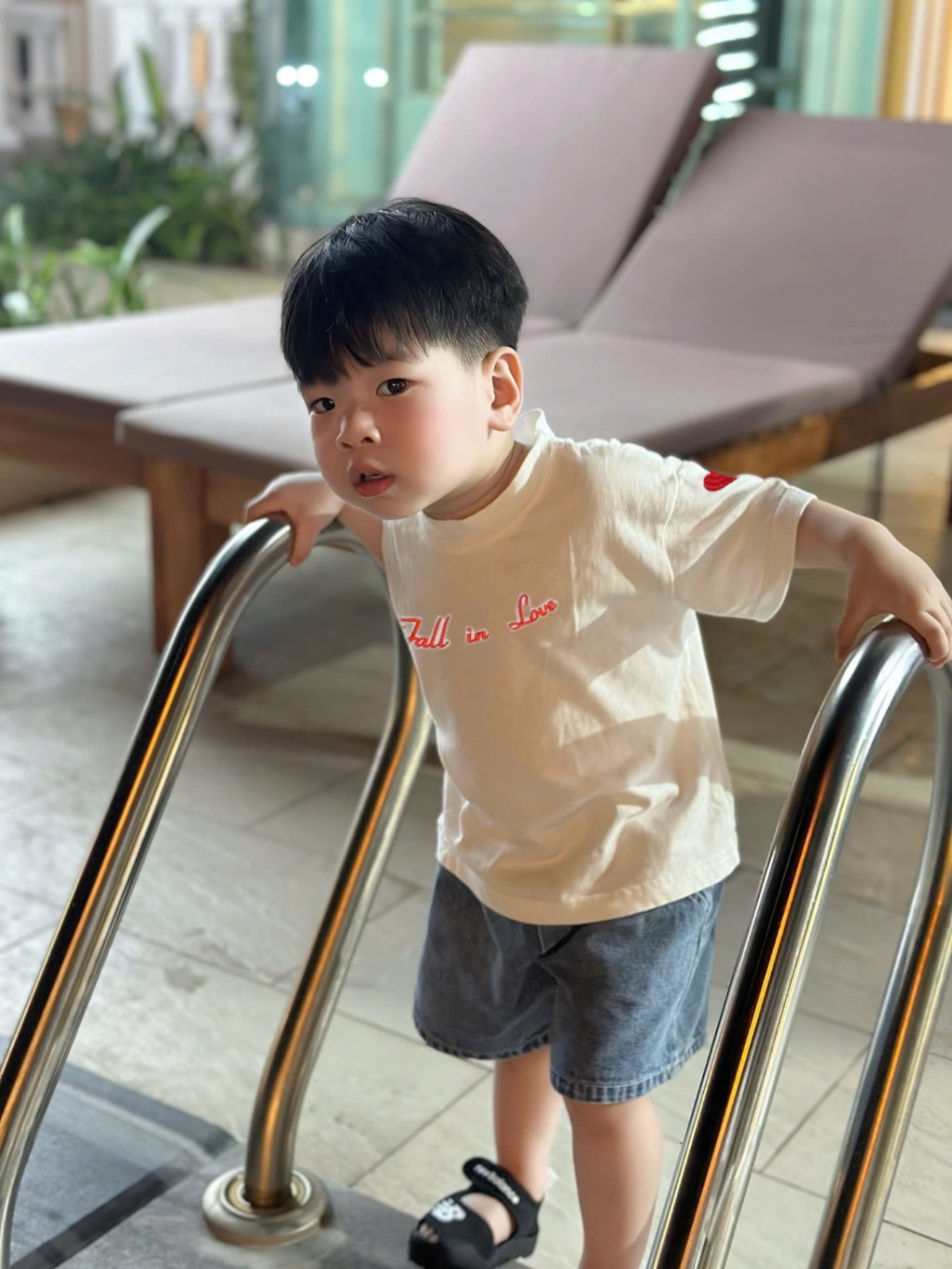 T559 - BỘ ĐÙI BÉ TRAI ÁO TRẮNG Fall in love QUẦN BÒ