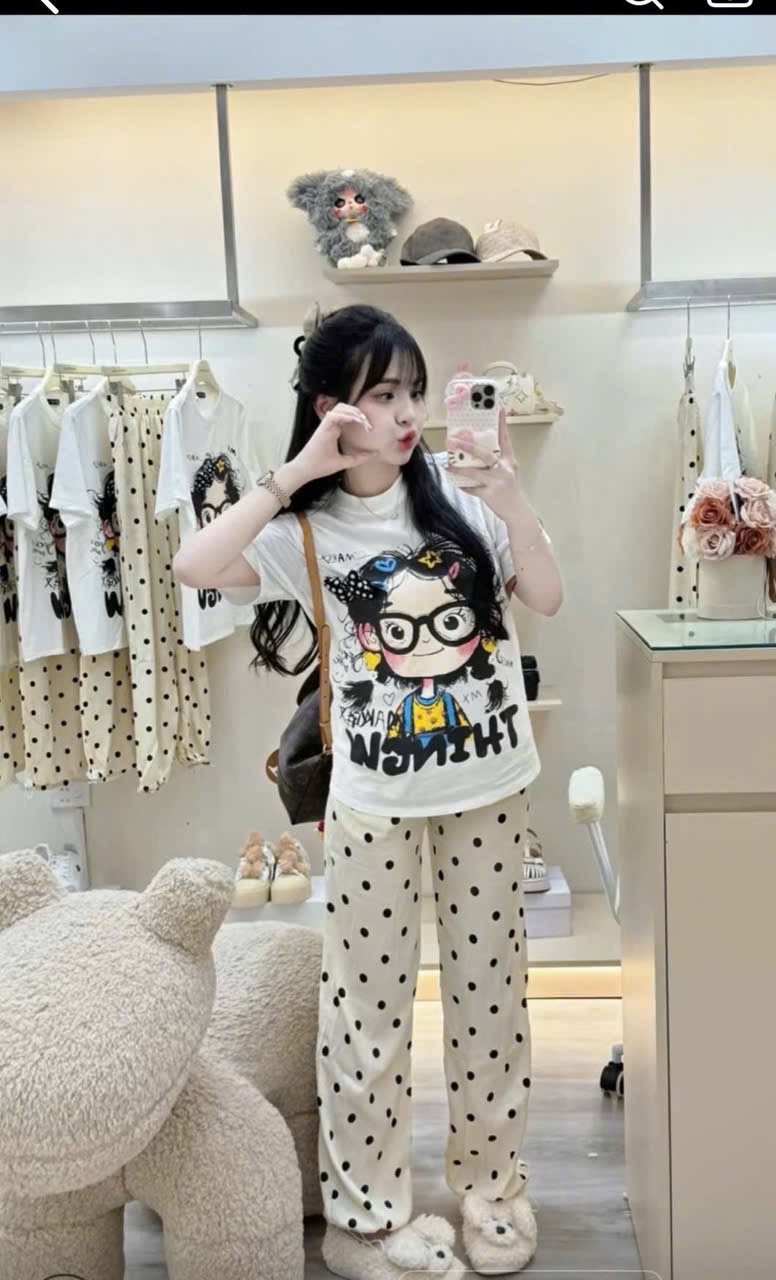 S895 - BỘ NỮ ÁO TRẮNG CÔ GÁI ĐEO KÍNH QUẦN CHẤM BI